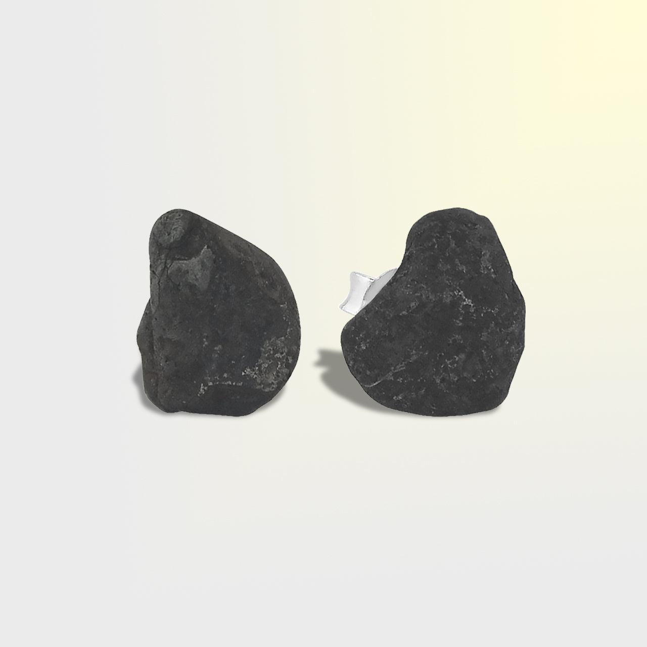 Aretes con forma de poste de meteorito Agoudal áspero de Starborn en plata de ley