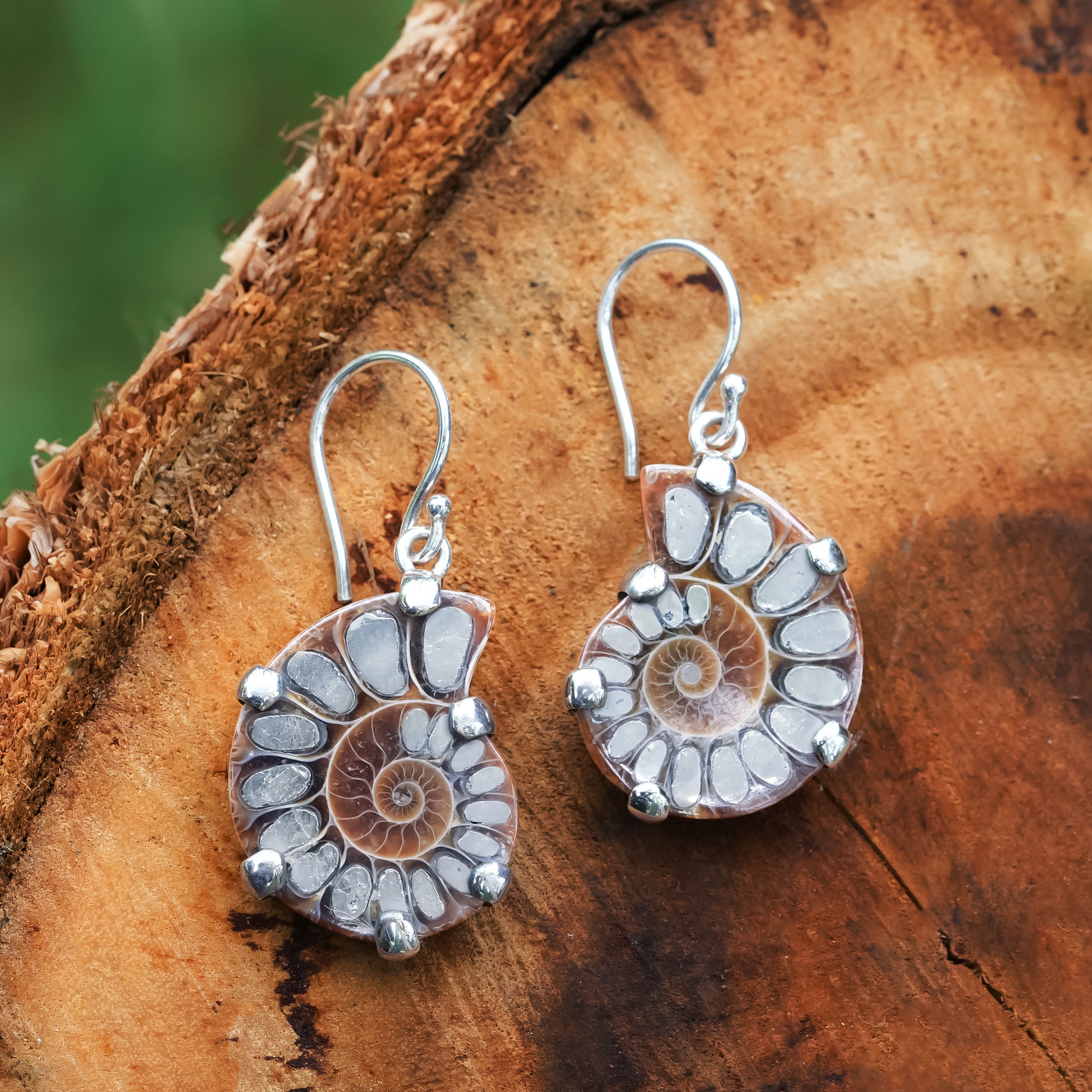 Aretes de amonita con incrustaciones de pirita Starborn en plata de ley