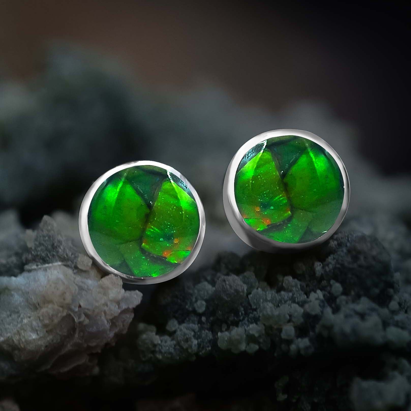 Aretes tipo microposte de 6 mm con amolita de Starborn en plata de ley
