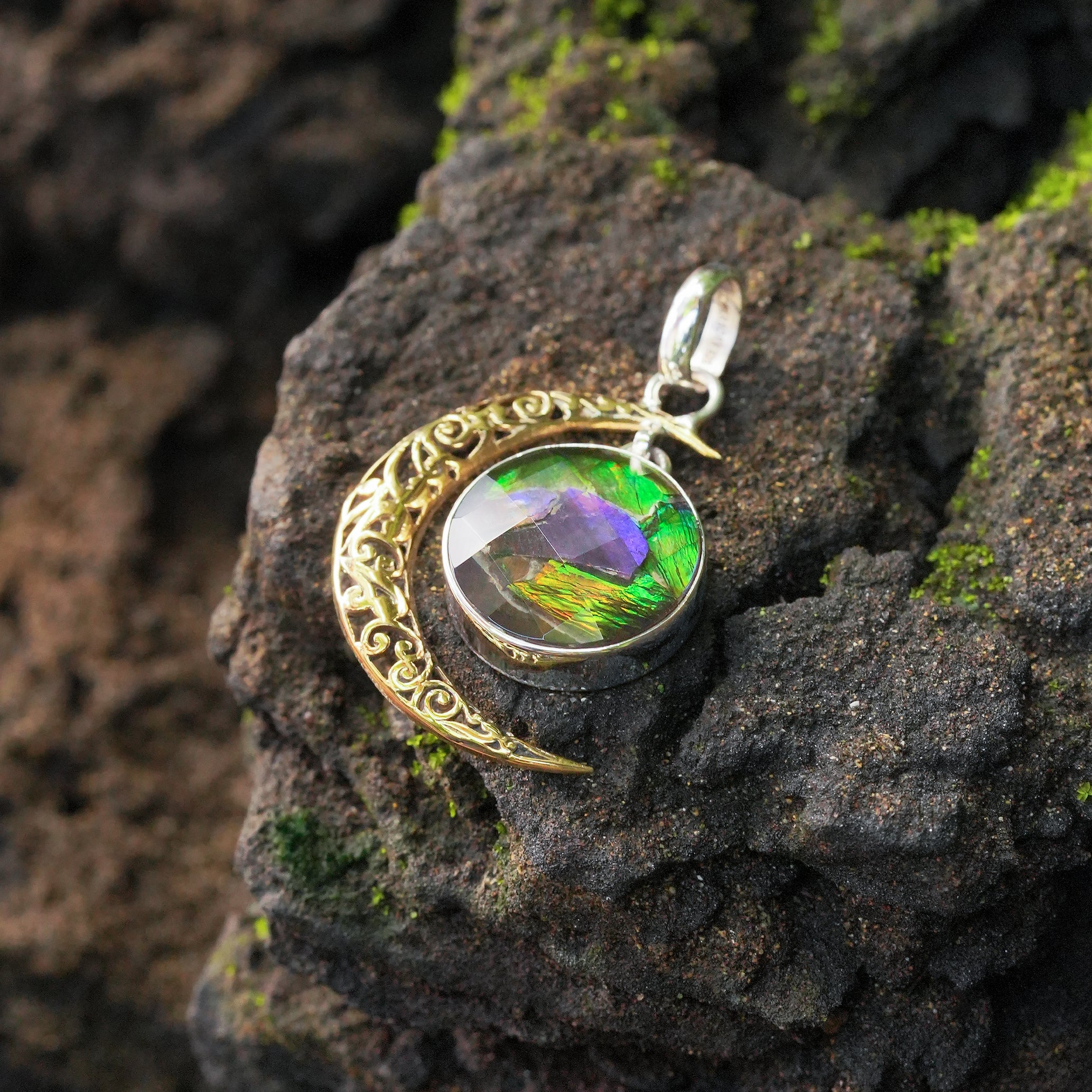 Starborn Facettiertes Ammolit-Doublet mit Halbmond-Akzent-Anhänger aus Sterlingsilber 