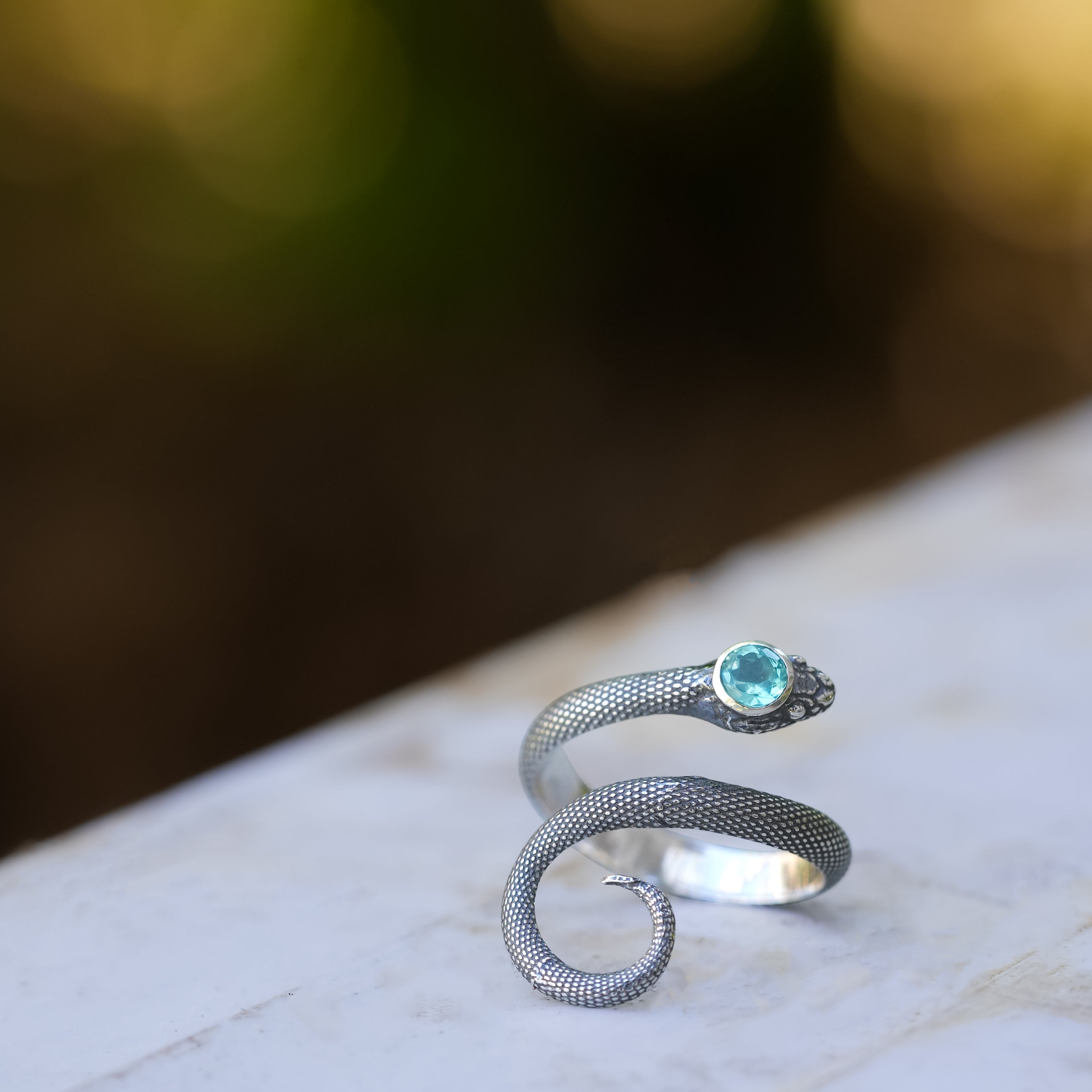 Starborn – Spiralförmiger Schlangenring mit facettiertem Apatit in Sterlingsilber