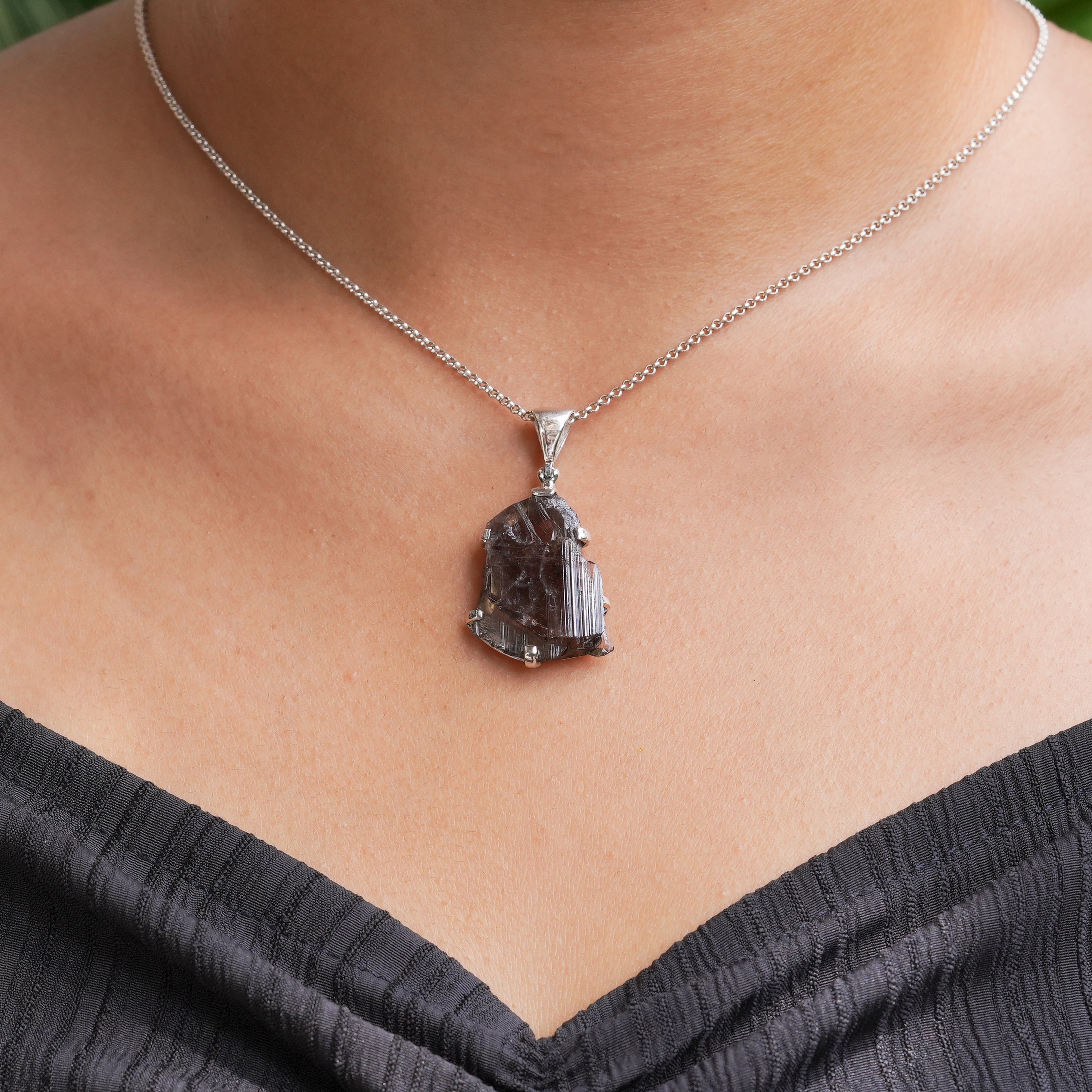 Starborn – Ring aus Sterlingsilber mit Tektit in der libyschen Wüste und Krappenfassung