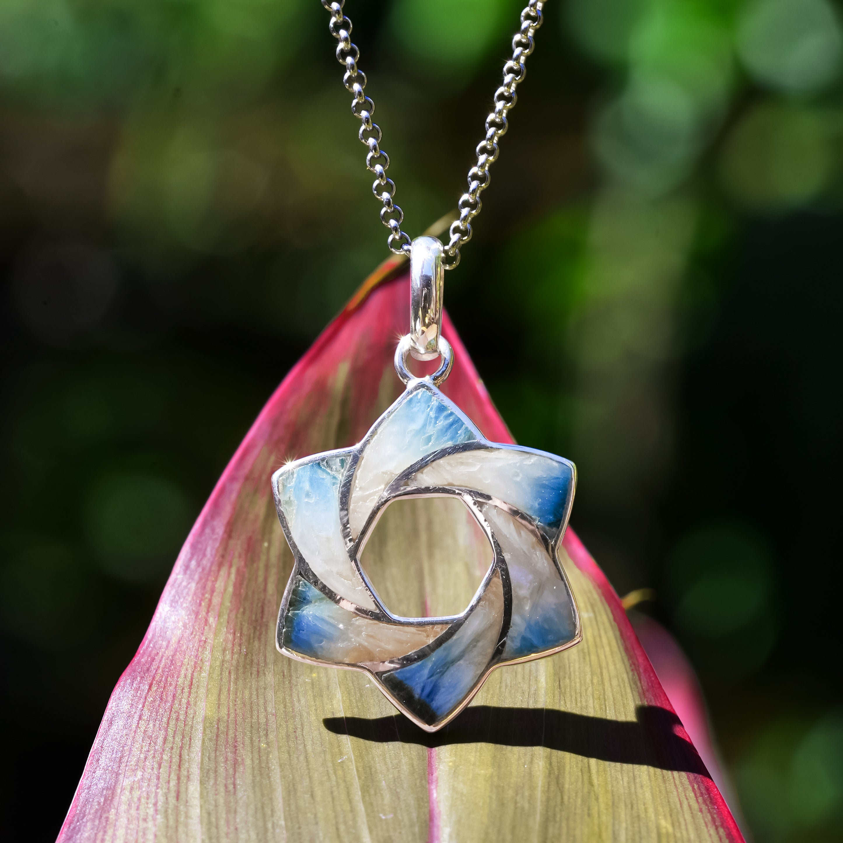 Colgante con forma de estrella de seis puntas y esfera de piedras preciosas en plata de ley