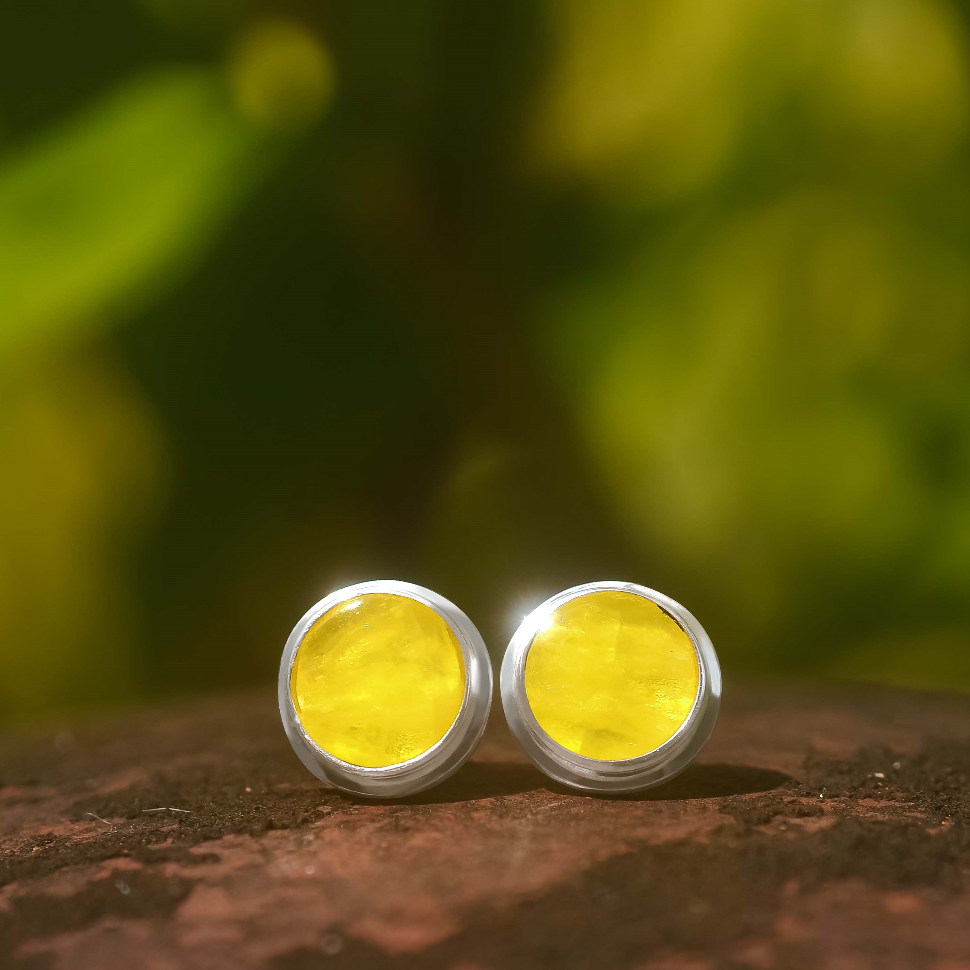 Aretes con forma de poste de brucita Starborn en plata de ley