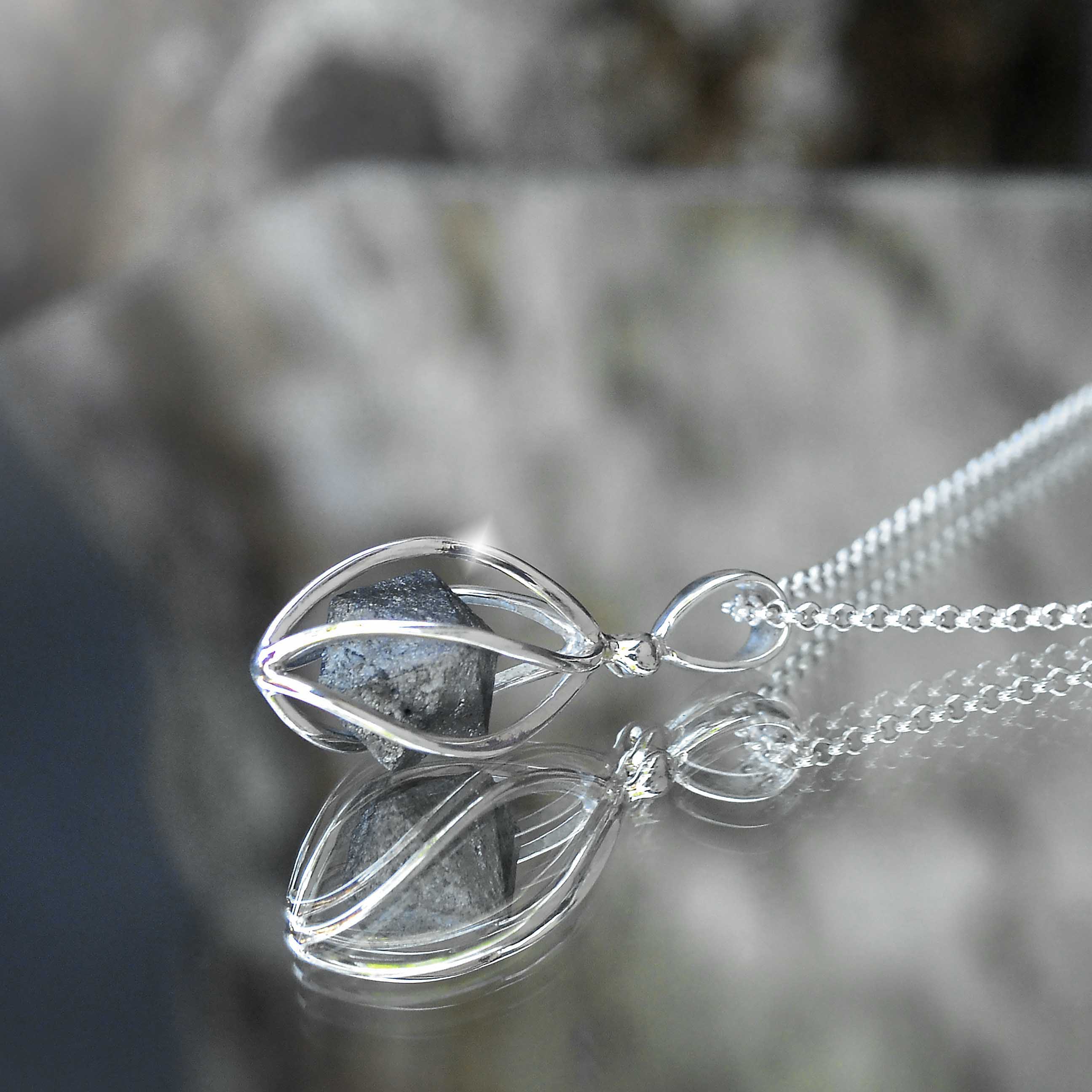 Colgante enjaulado de cristal de cuarzo beta Starborn en plata de ley