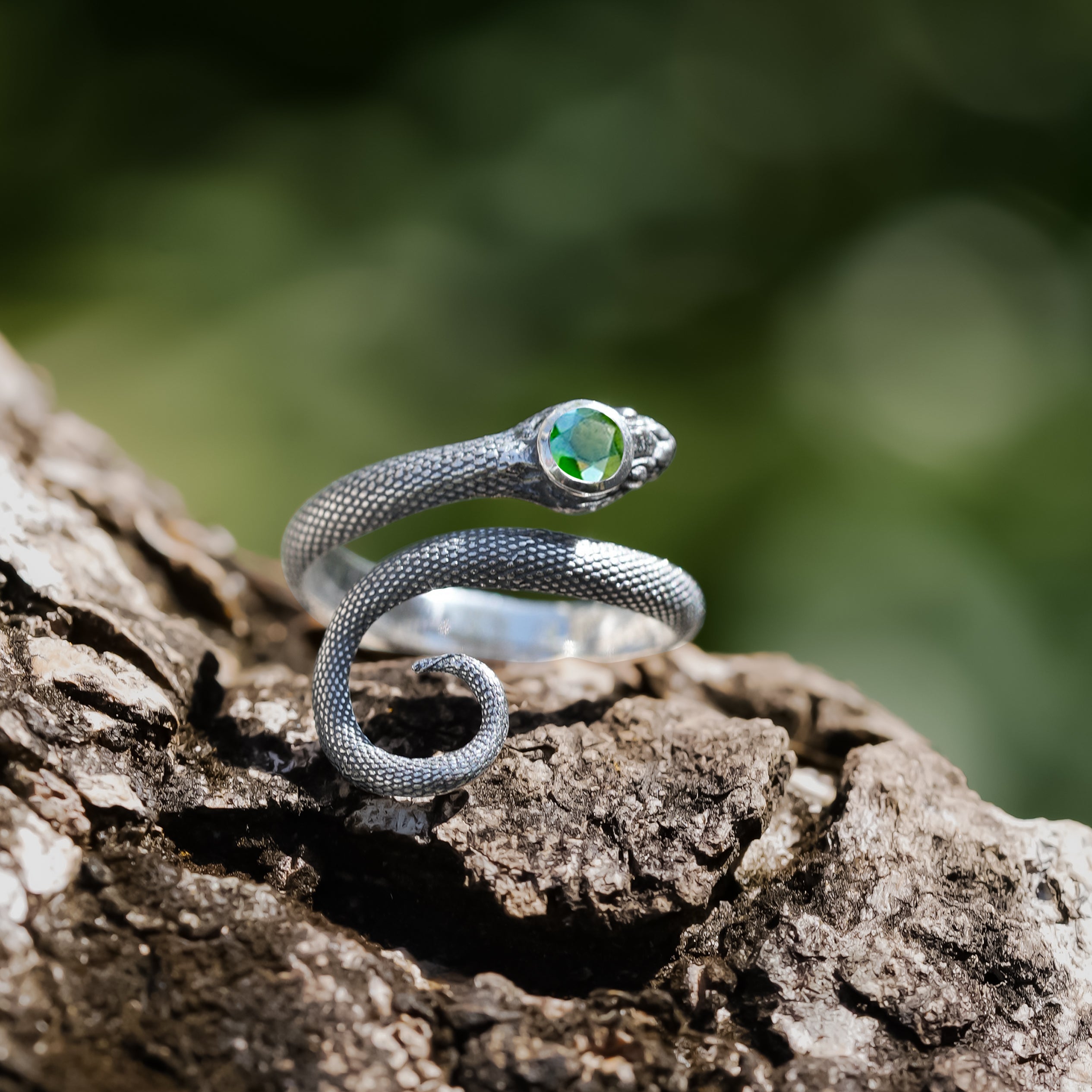 Starborn – Spiralförmiger Schlangenring mit facettiertem Chromdiopsid in Sterlingsilber
