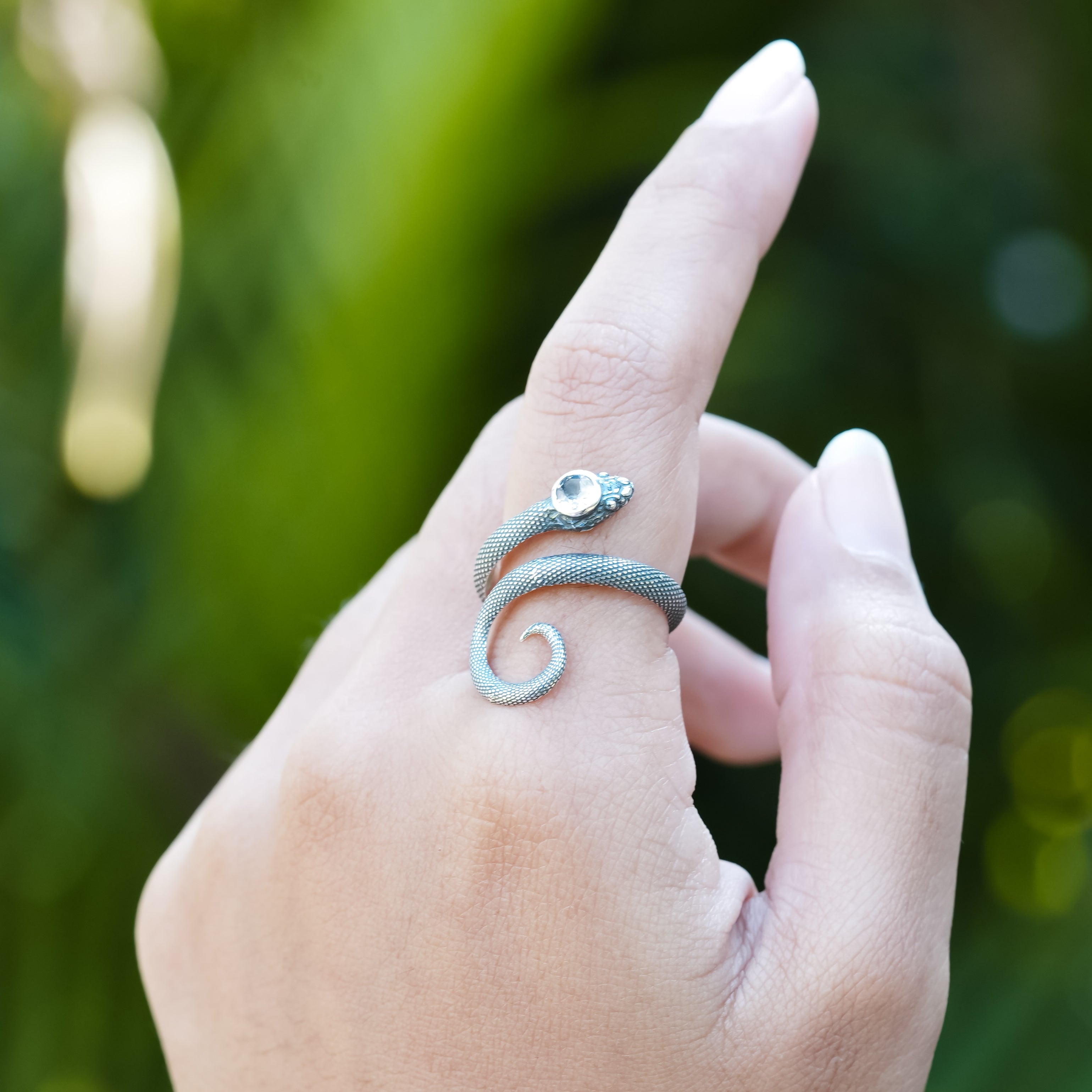 Anillo de serpiente en espiral Starborn con danburita facetada en plata de ley