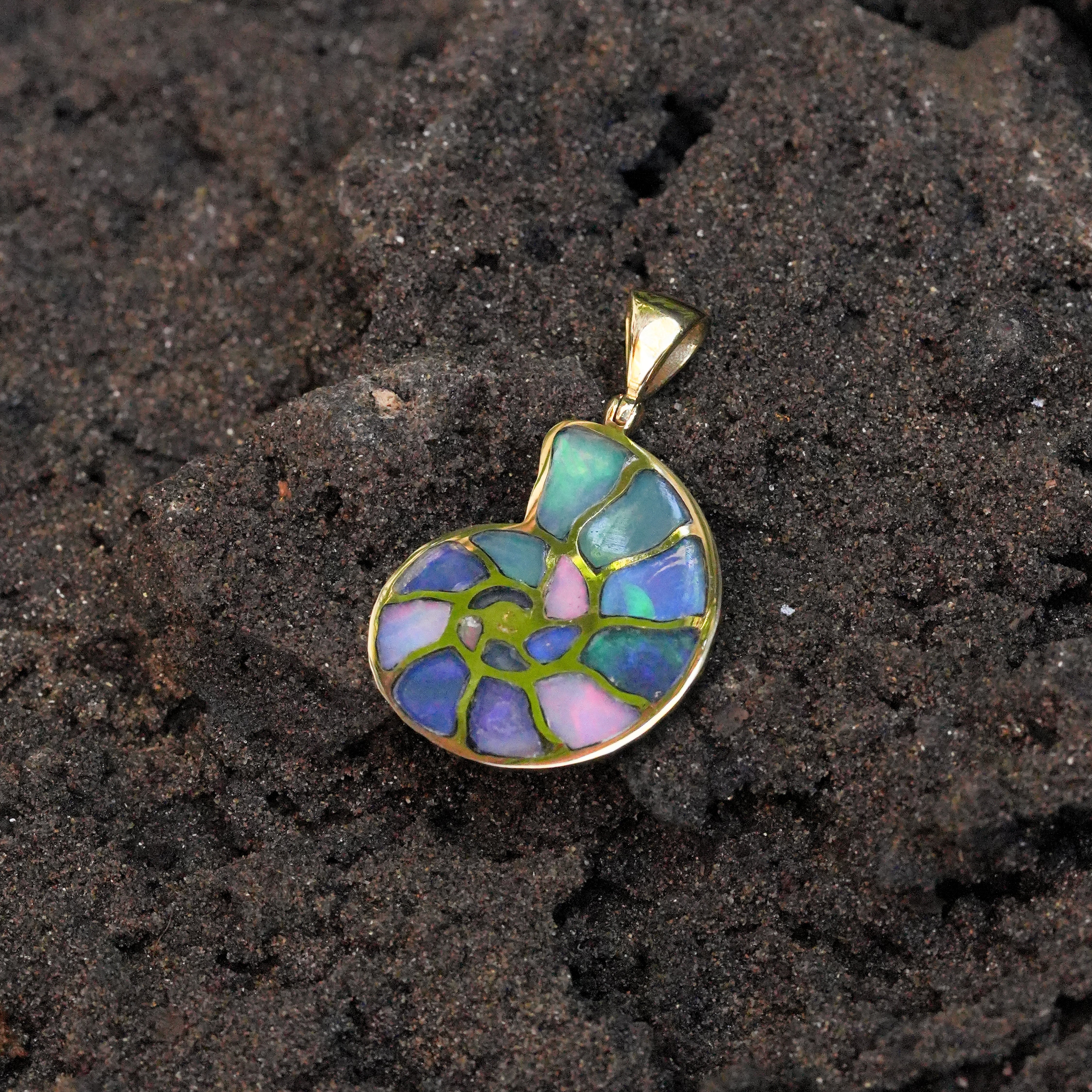 Starborn Äthiopischer Opal Inlay Nautilus Ammonit Anhänger in Sterlingsilber