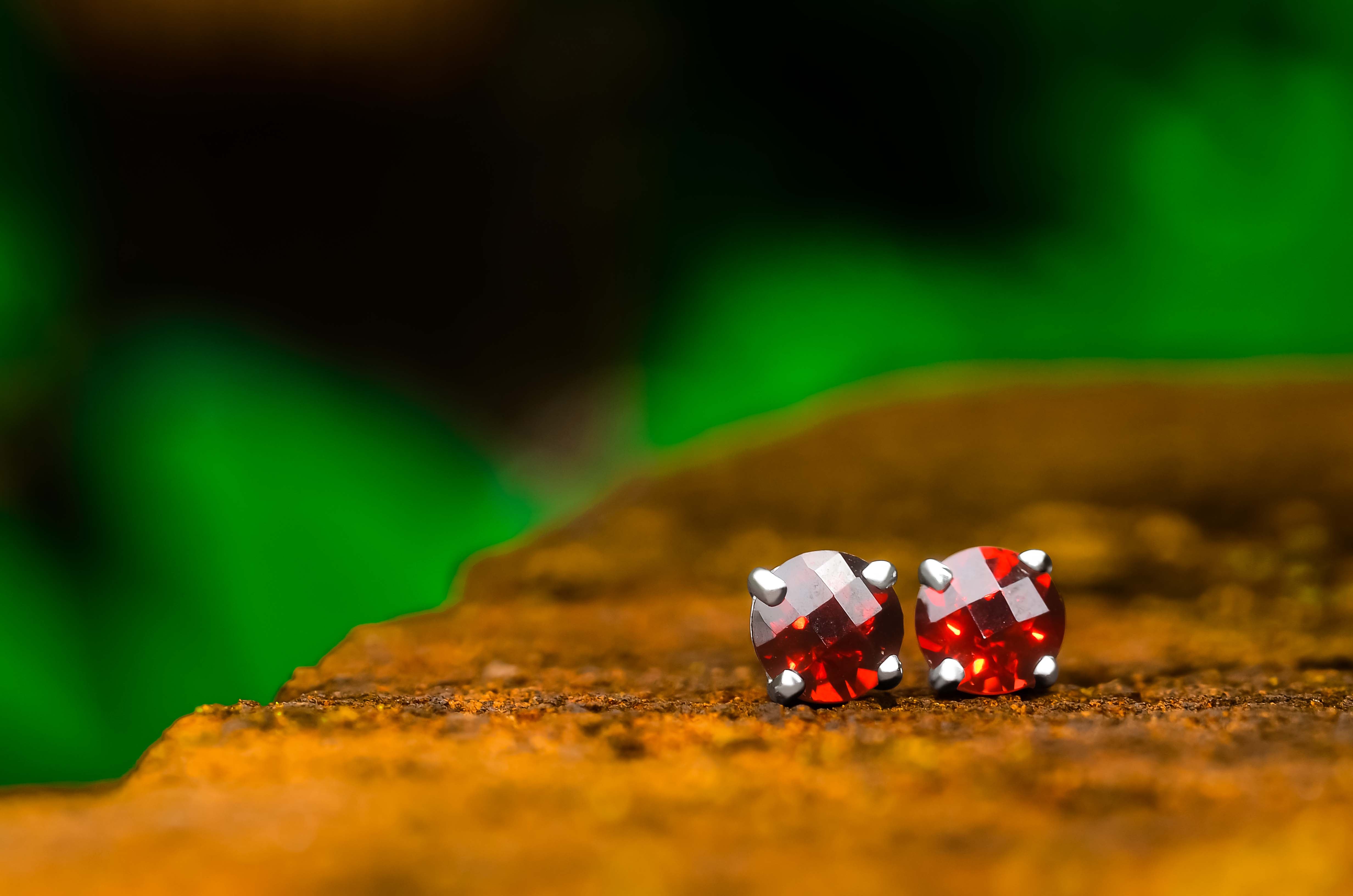 Starborn Granat 6 mm facettierte runde Ohrstecker aus Sterlingsilber