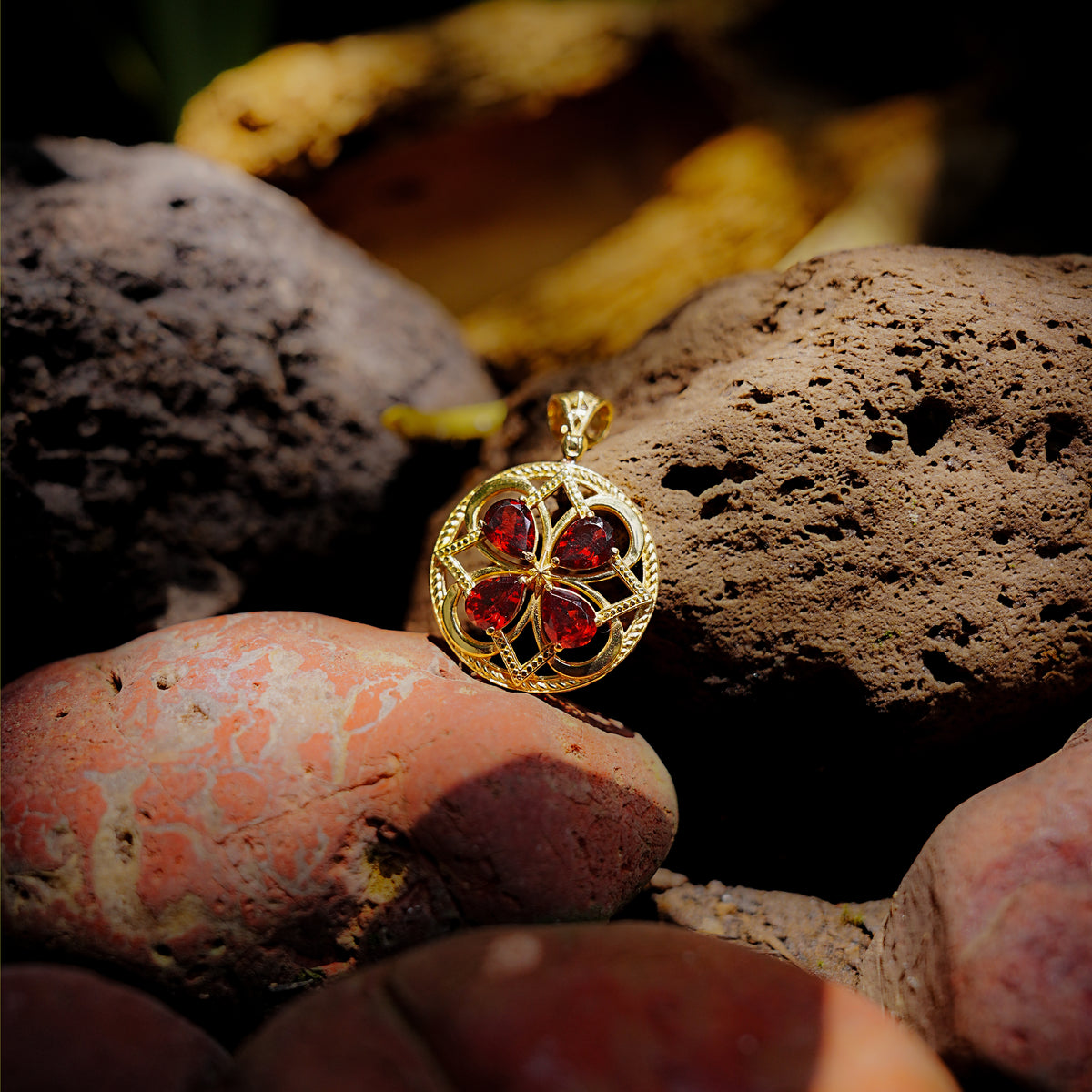 Starborn Garnet Four Leaf Clover Pendant in Nordic Gold