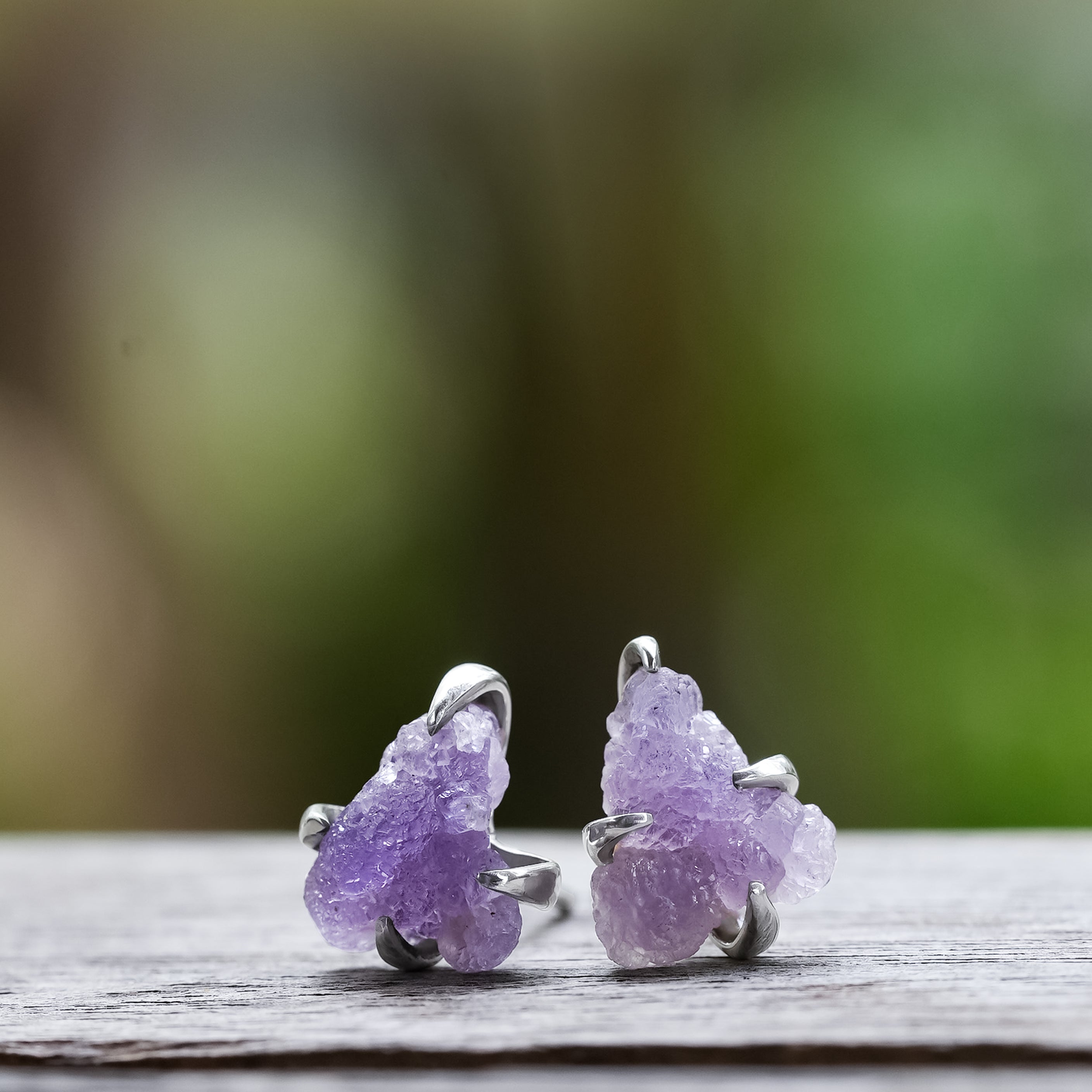 Aretes tipo poste con puntas de calcedonia uva Starborn en plata de ley
