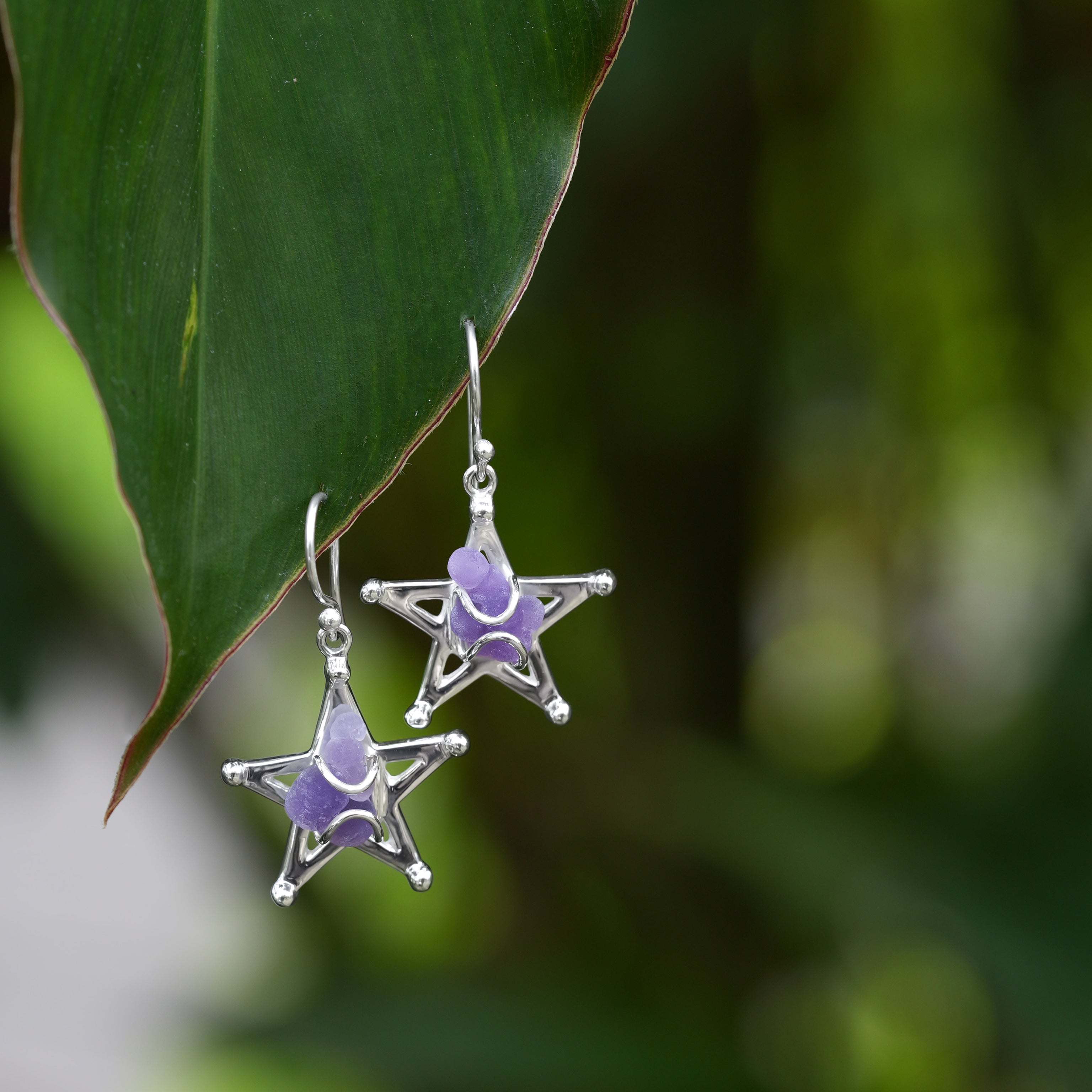 Arete tipo jaula con forma de estrella y calcedonia en forma de uva Starborn en plata de ley