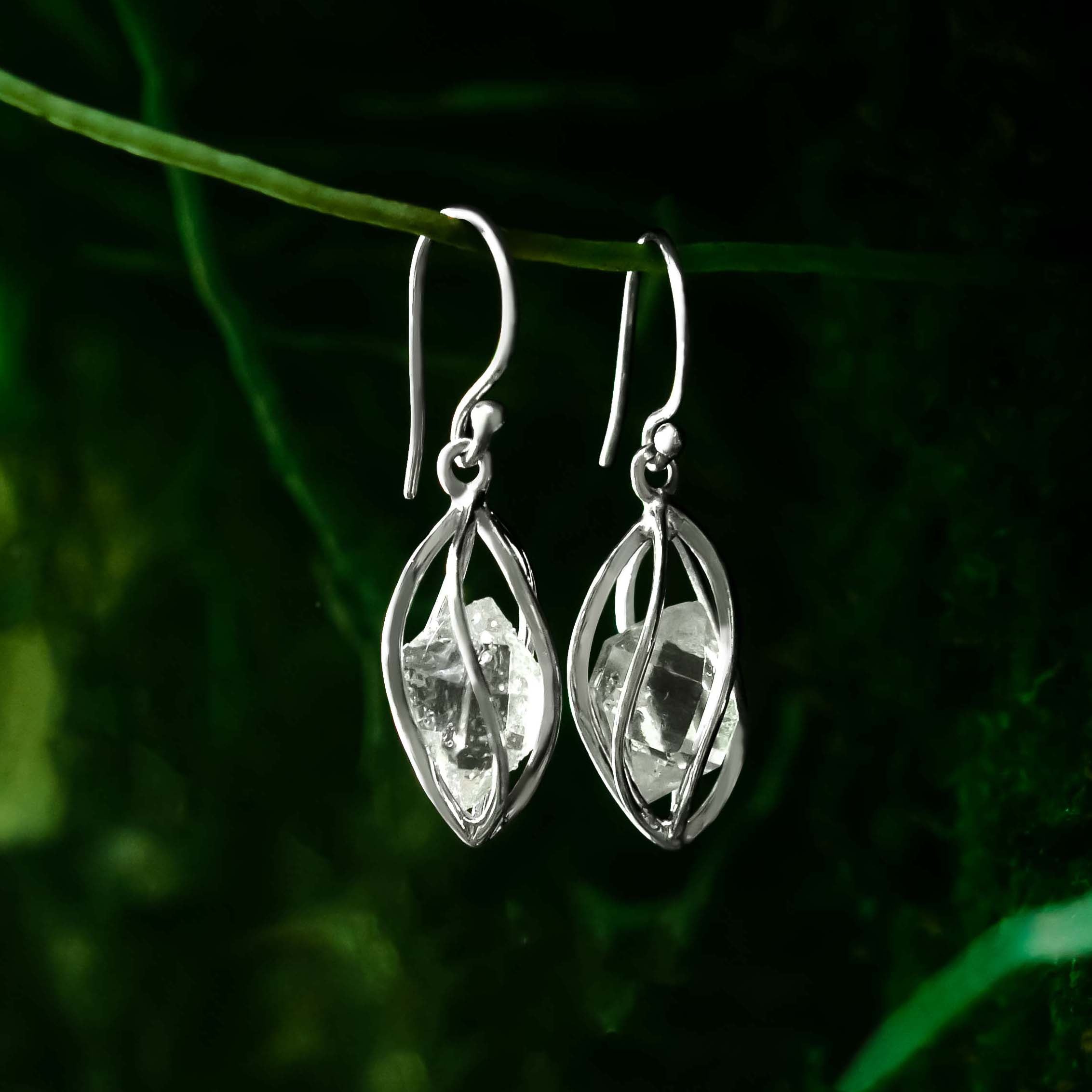 Pendientes enjaulados de plata de ley con cristal de cuarzo y diamantes Herkimer de Starborn 