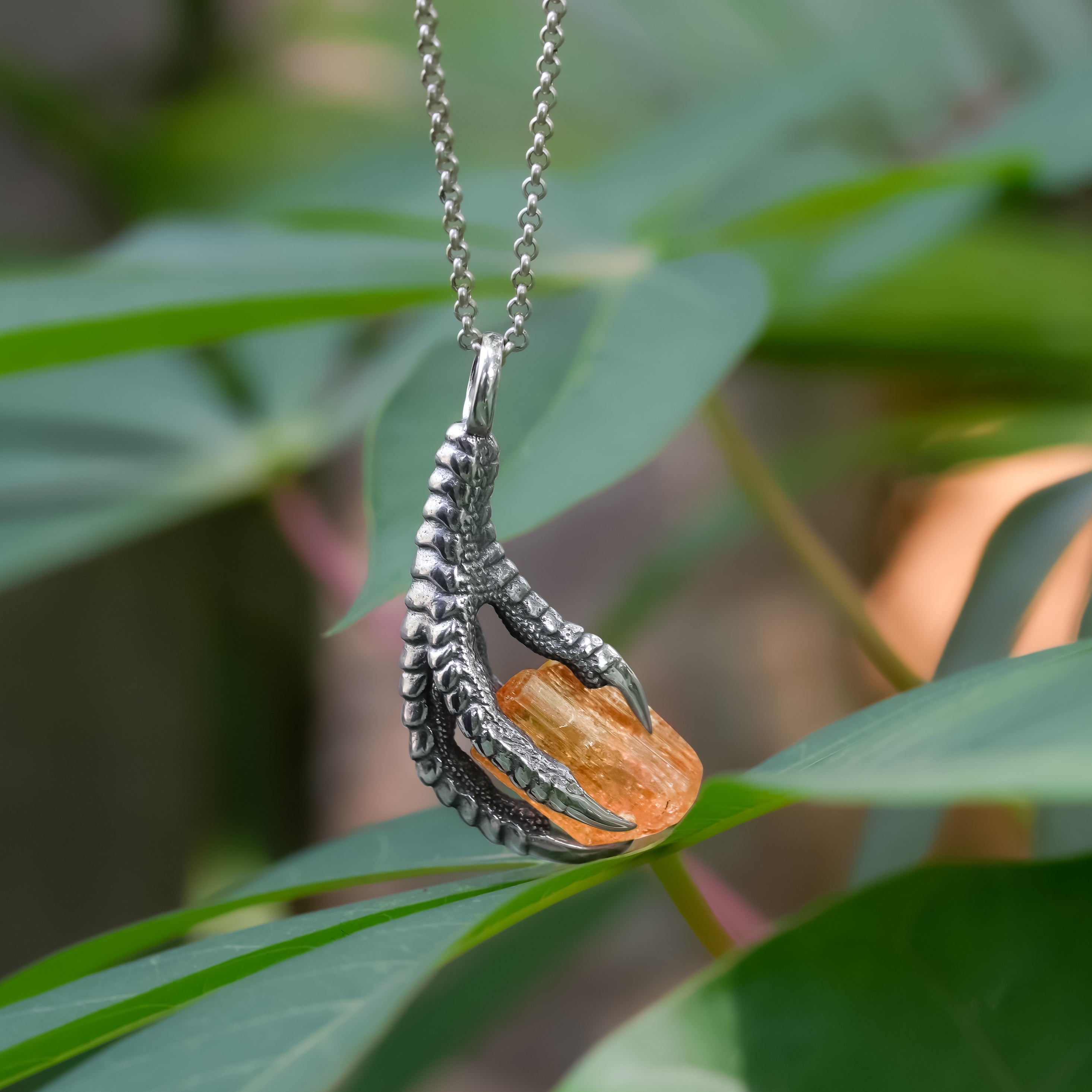 Colgante con forma de garra de águila y piedras preciosas de Starborn en plata de ley