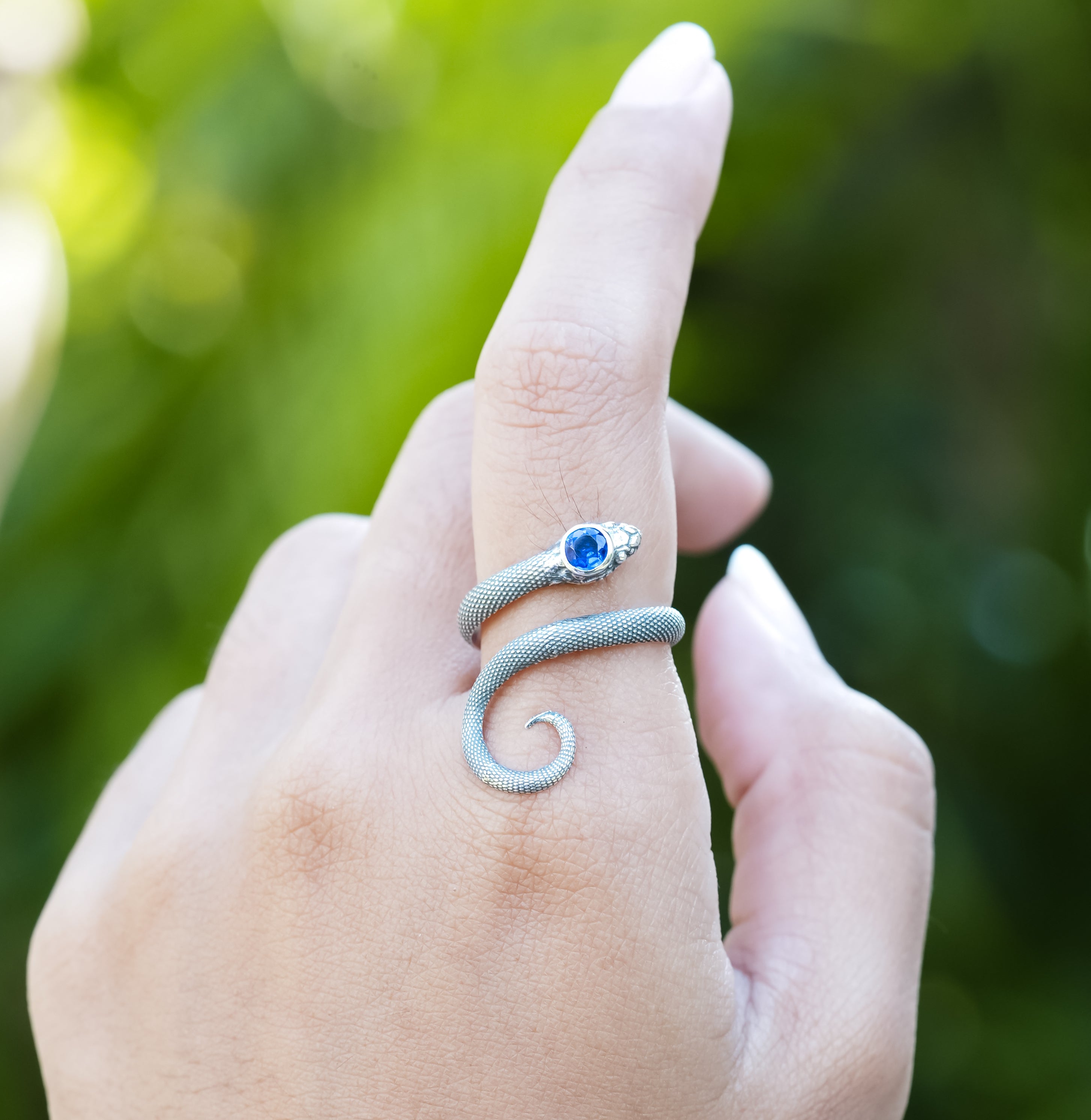 Starborn – Spiralförmiger Schlangenring mit facettiertem Kyanit in Sterlingsilber