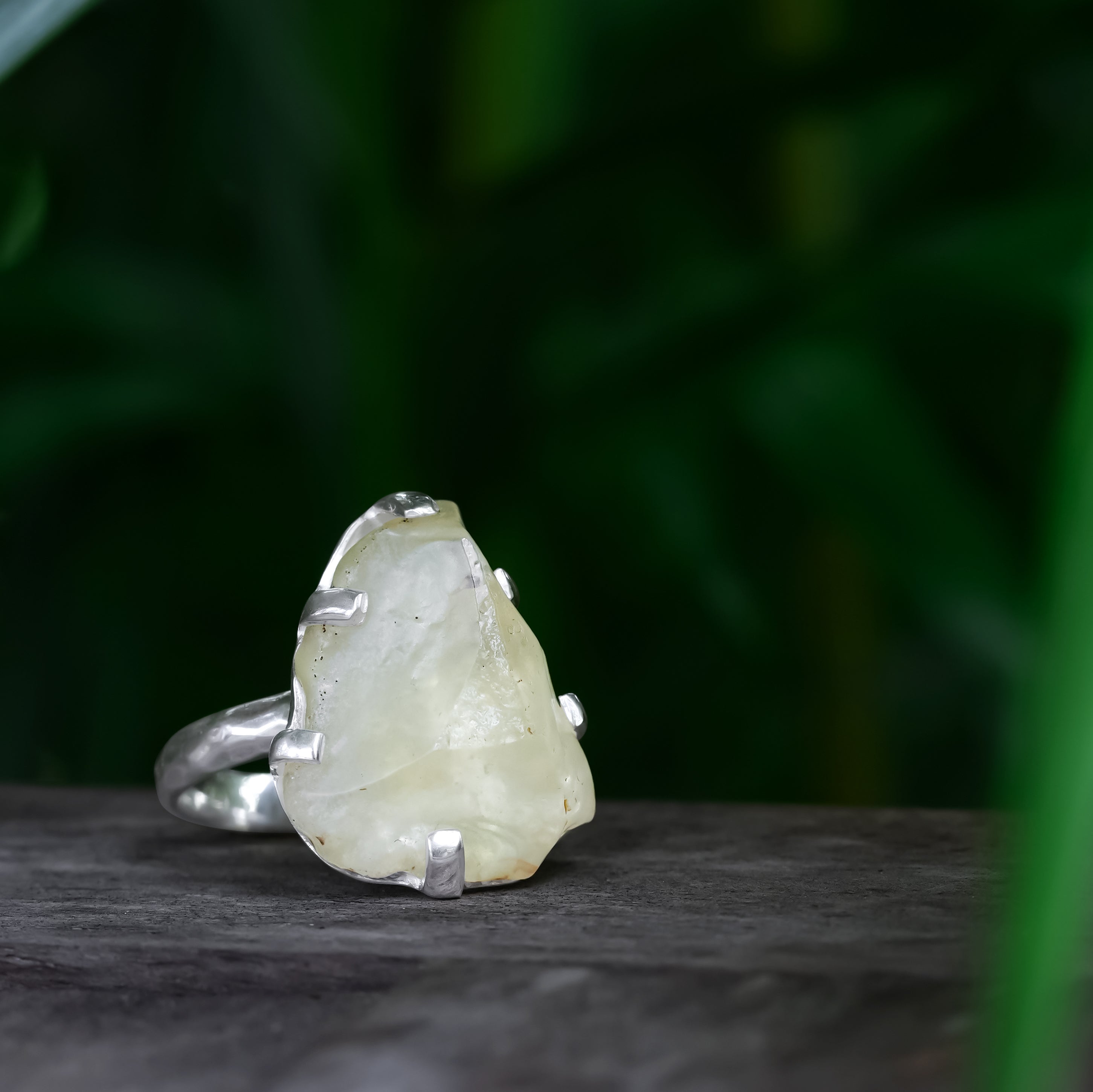 Anillo con engarce de puntas de tektita del desierto libio Starborn en plata de ley