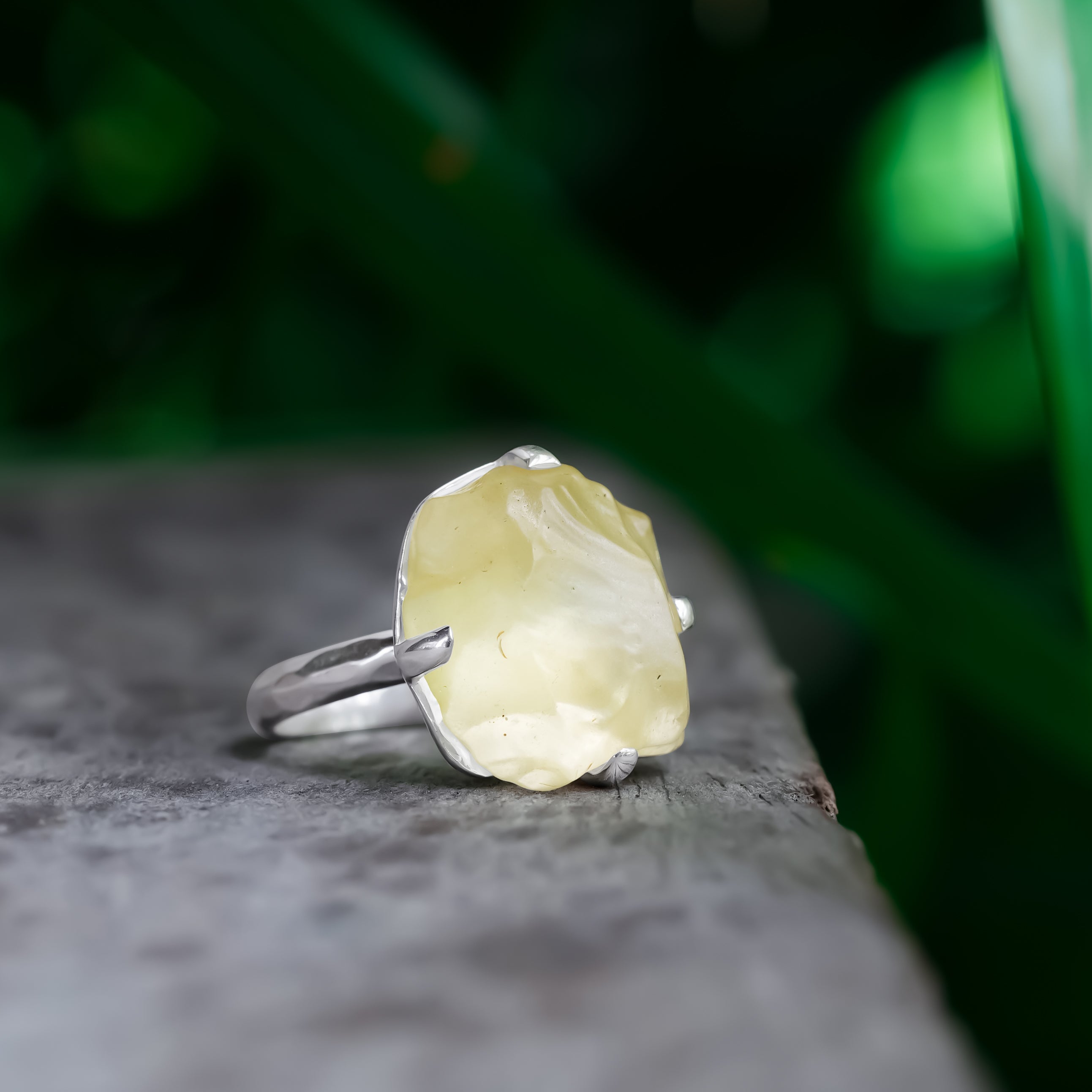 Anillo de tektita del desierto libio Starborn en plata de ley