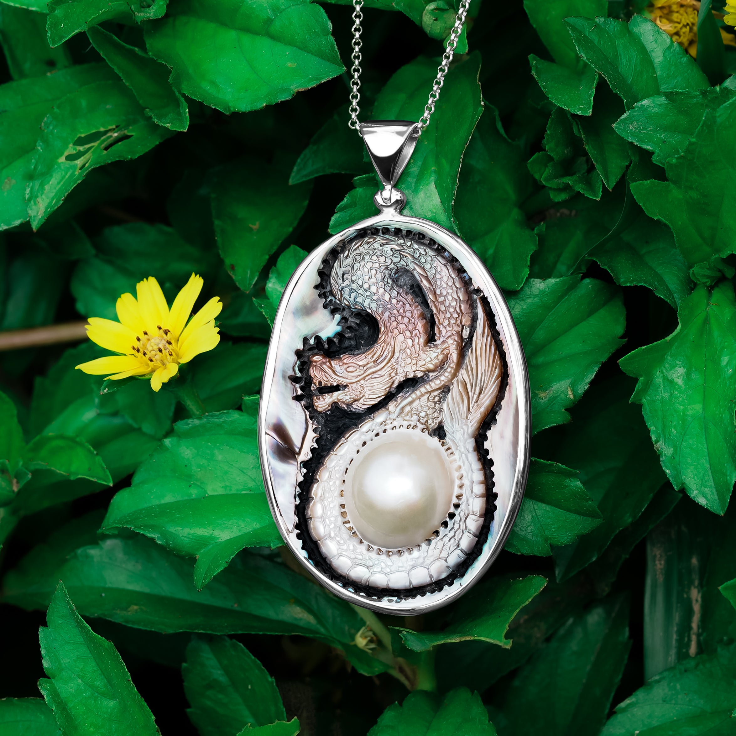 Starborn – Anhänger mit Drachenschnitzerei aus Sterlingsilber, oval, Mabe-Perle
