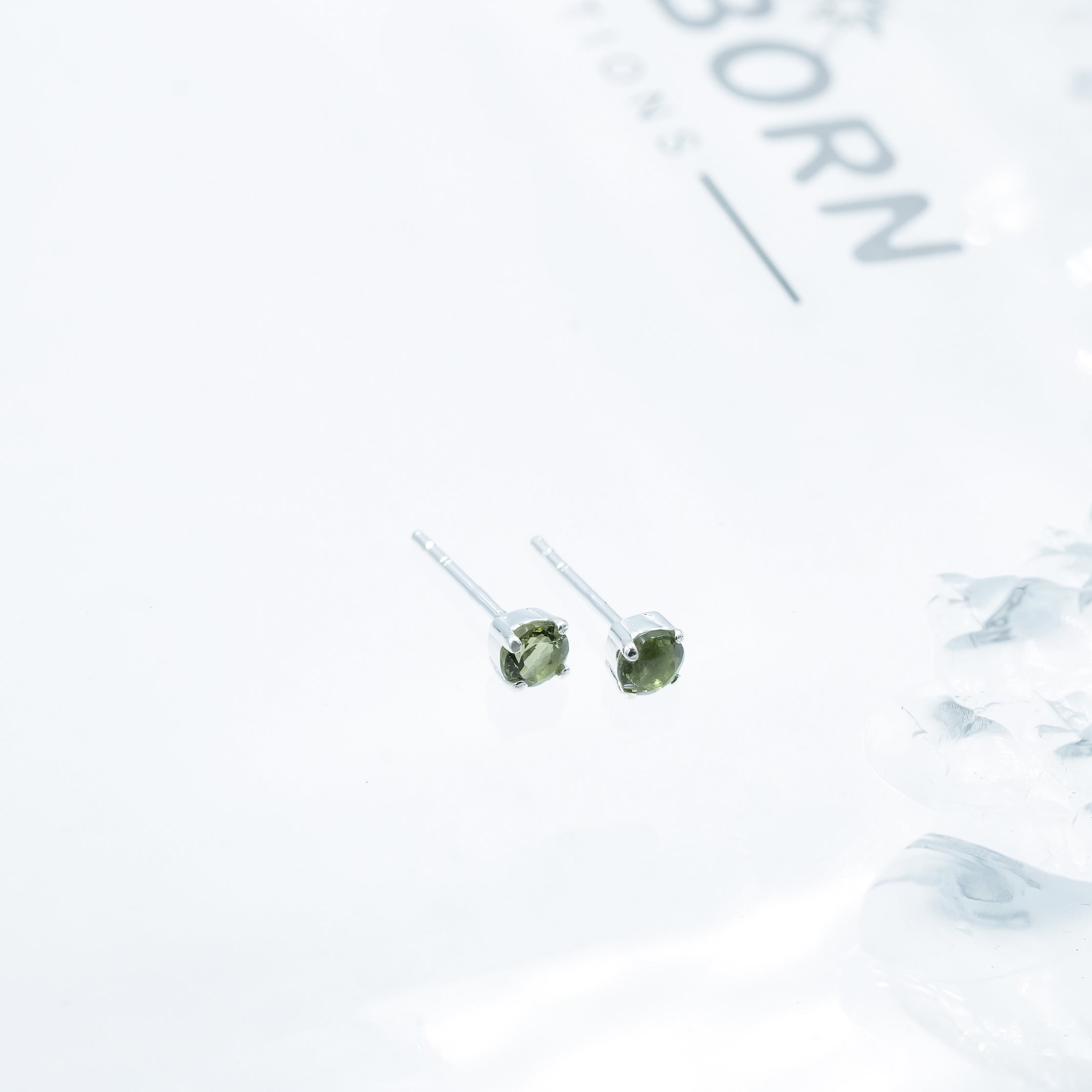 Starborn Facettierte Moldavit-Ohrstecker im Ohrstecker-Stil aus Sterlingsilber