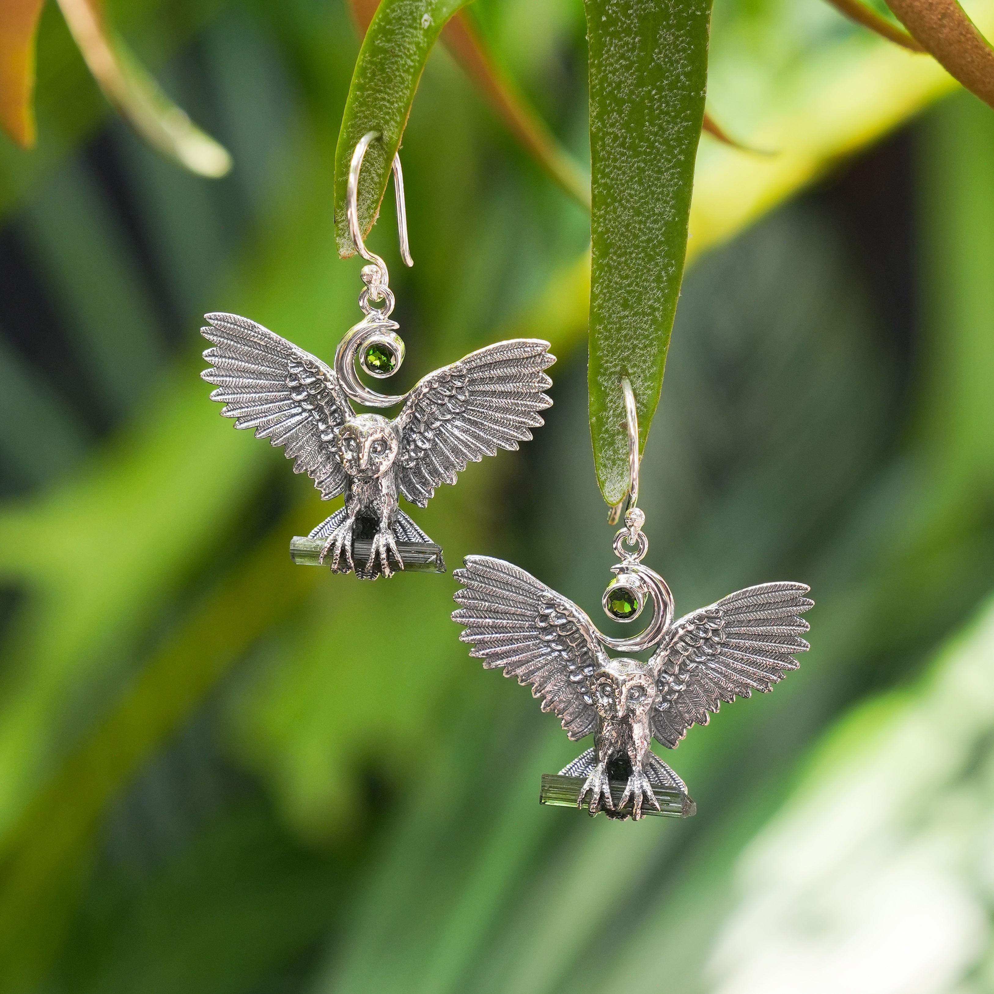 Pendientes colgantes de búho Starborn de turmalina verde y diópsido cromado en plata de ley