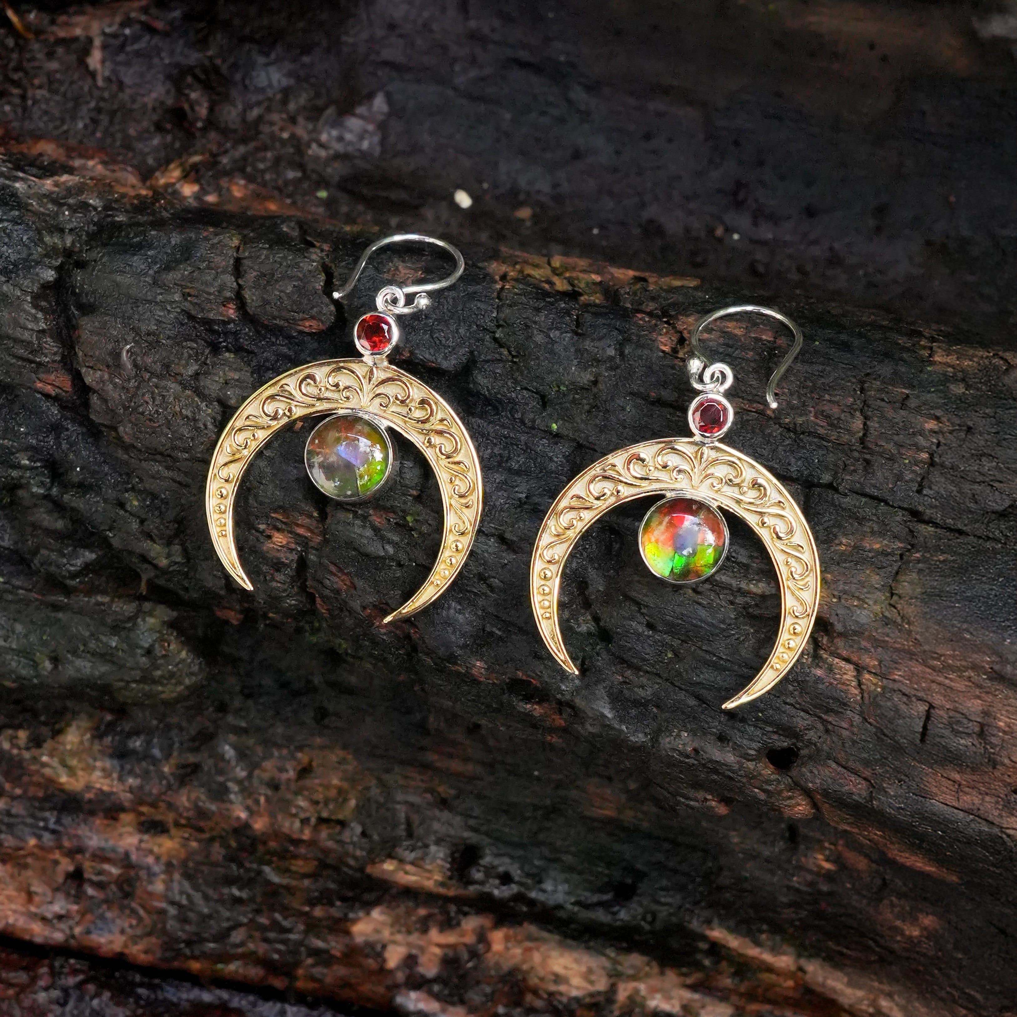 Pendientes colgantes de filigrana con media luna Starborn, ammolita facetada redonda y granate en plata de ley