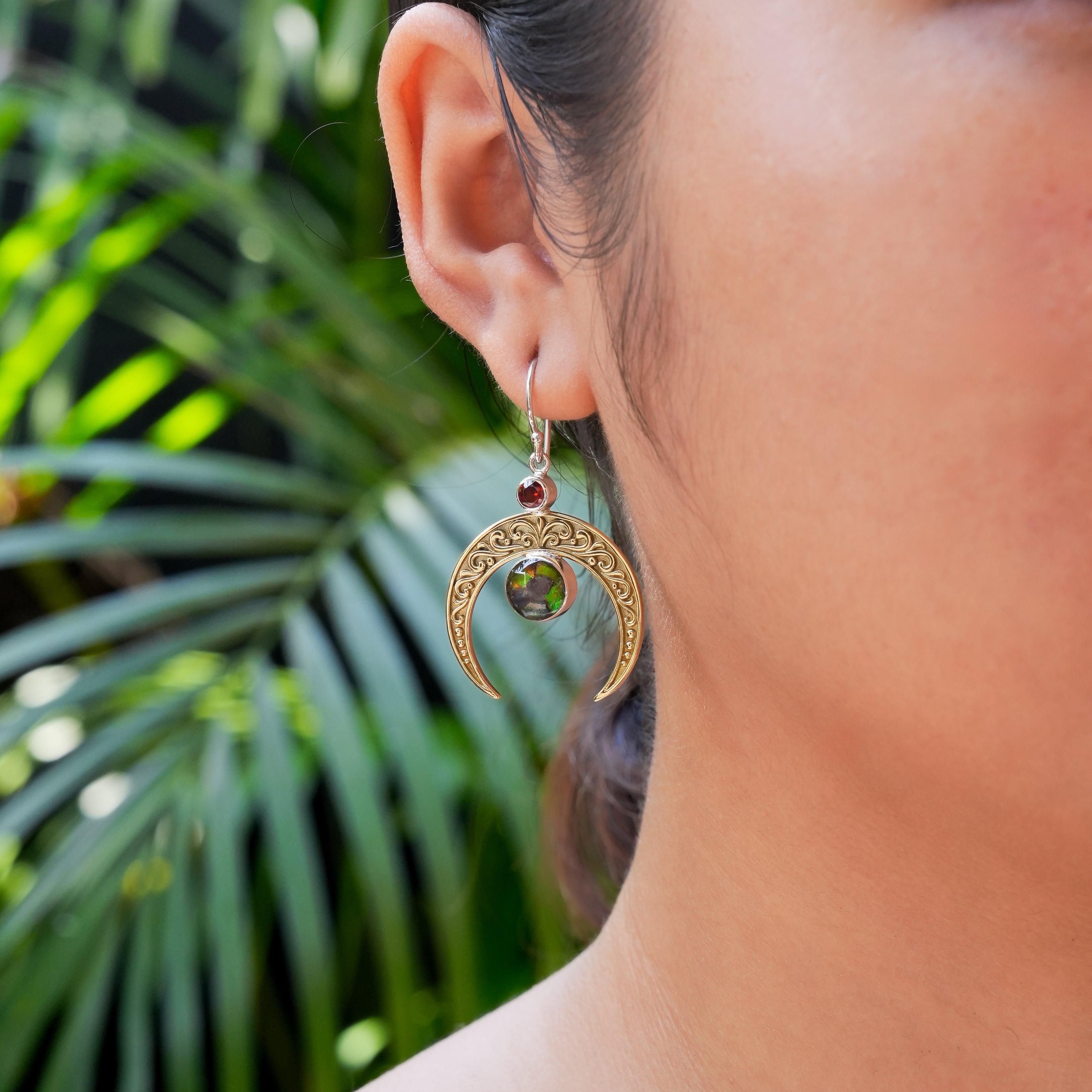 Pendientes colgantes de filigrana con media luna Starborn, ammolita facetada redonda y granate en plata de ley