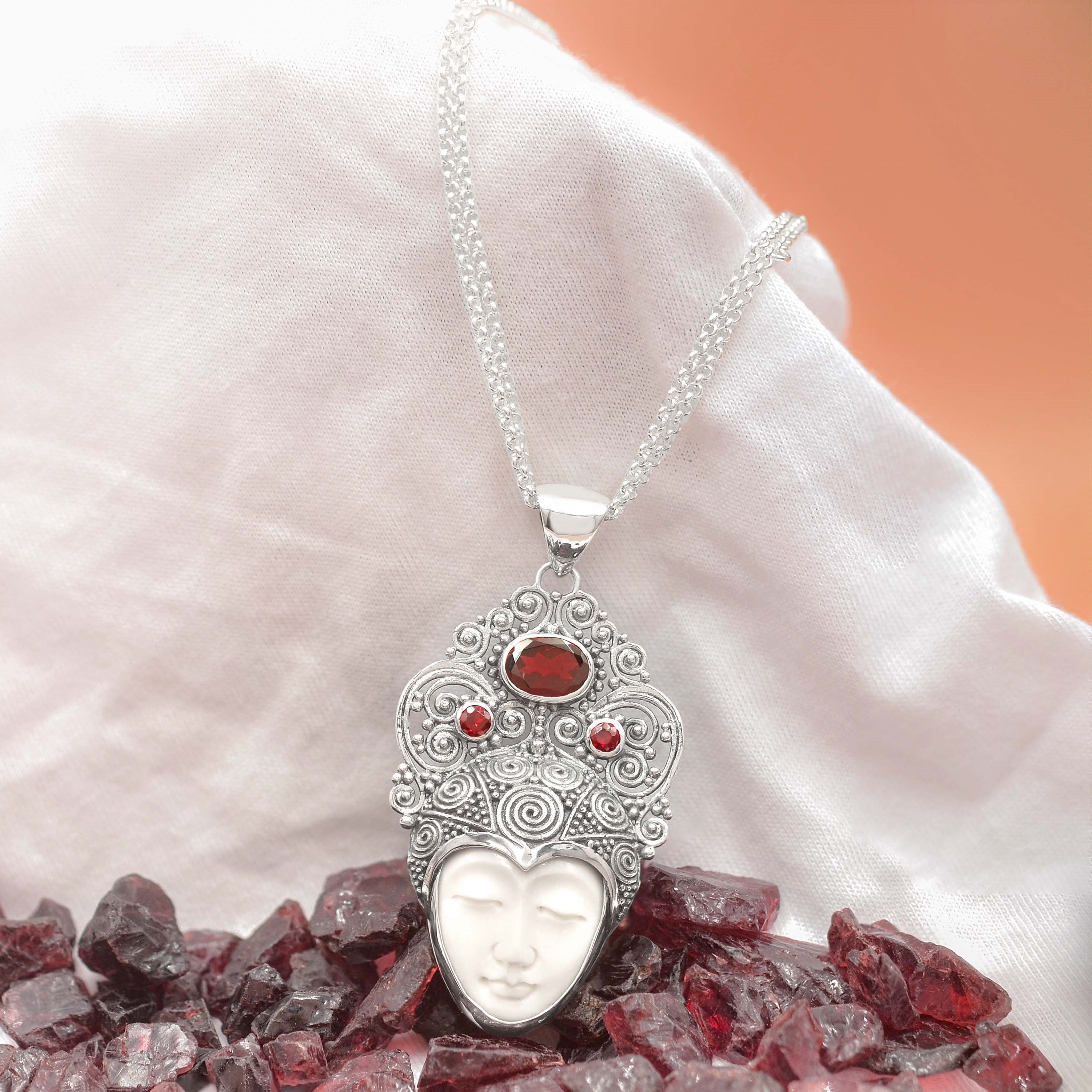 Starborn Anhänger aus geschnitztem Knochen, balinesische Göttin, Sterlingsilber