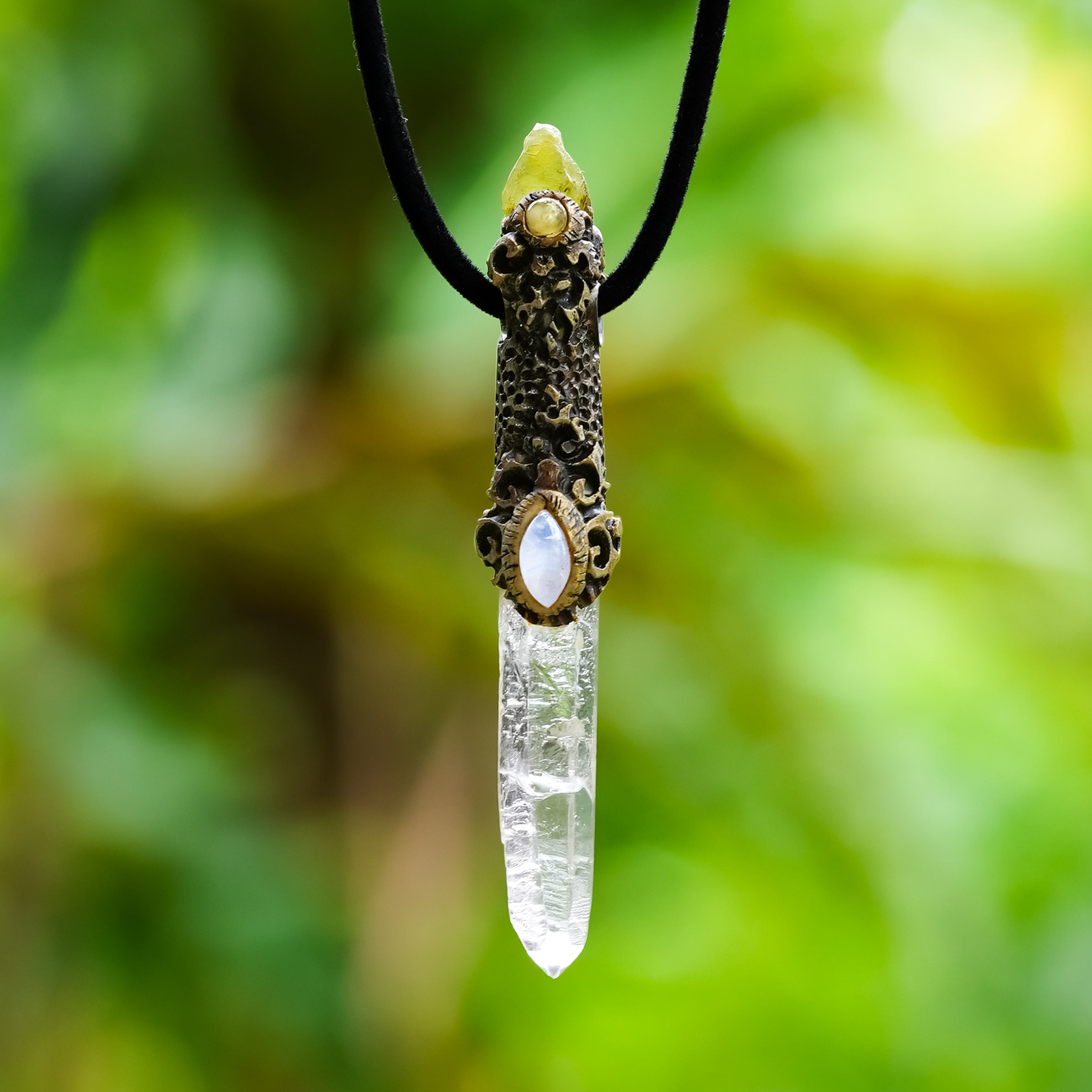 Starborn-Quarzkristall-Anhänger mit Regenbogen-Mondstein und rauem Peridot