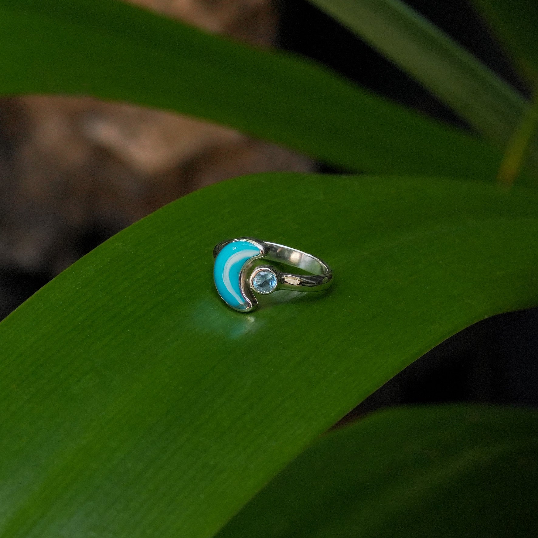 Anillo de luna creciente con topacio azul facetado y turquesa Starborn en plata de ley
