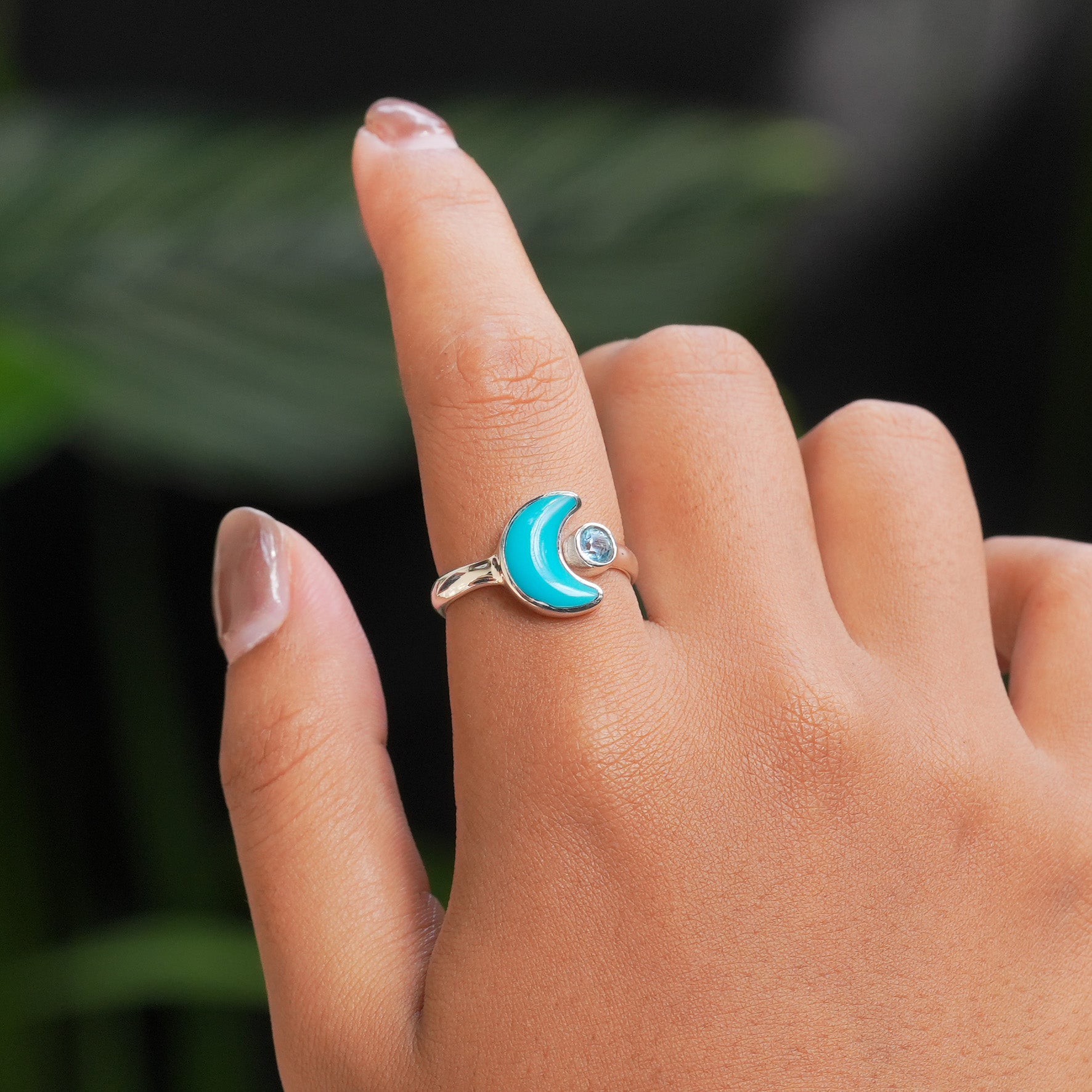 Anillo de luna creciente con topacio azul facetado y turquesa Starborn en plata de ley