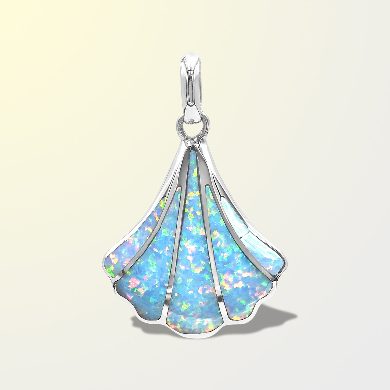 Hermoso colgante de concha de mar con incrustaciones de ammolita de Starborn en plata de ley