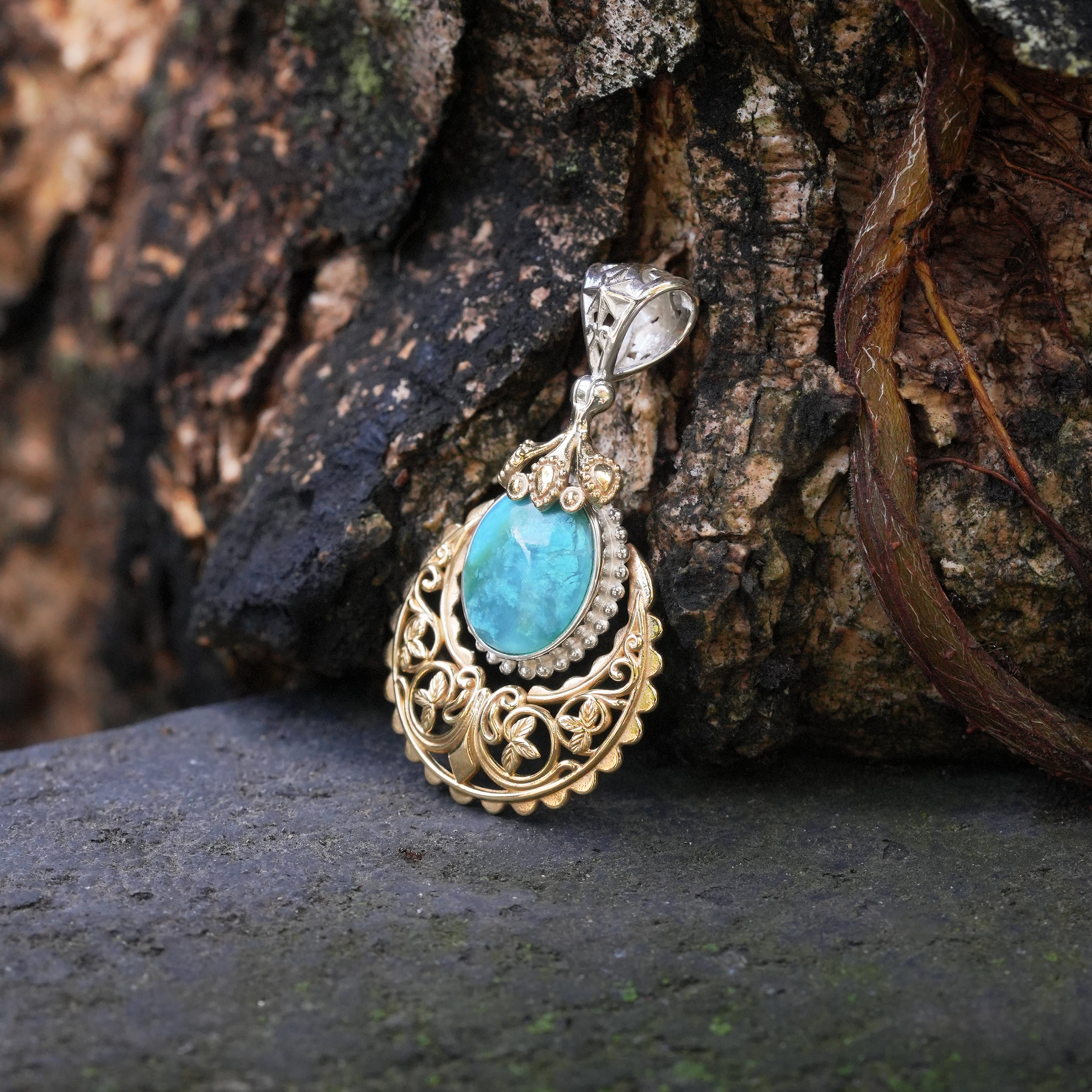 Starborn Peruanischer Blauer Opal Blumen-Filigran-Rollwerk-Anhänger in Sterlingsilber & Nordic Gold
