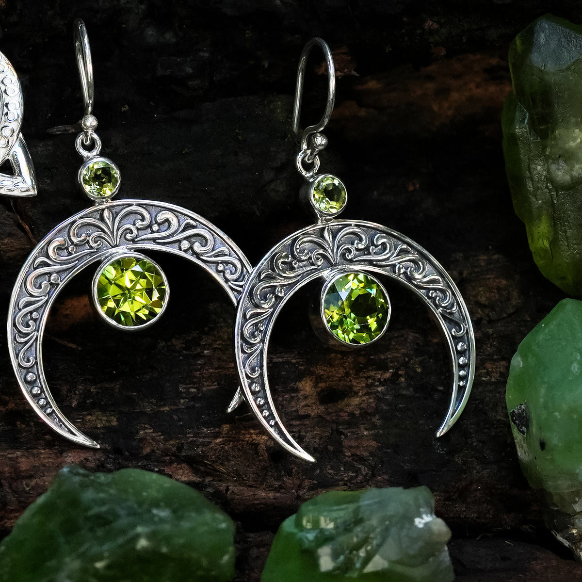 Starborn Halbmond-Filigran mit runden, facettierten Peridot-Ohrhängern aus Sterlingsilber