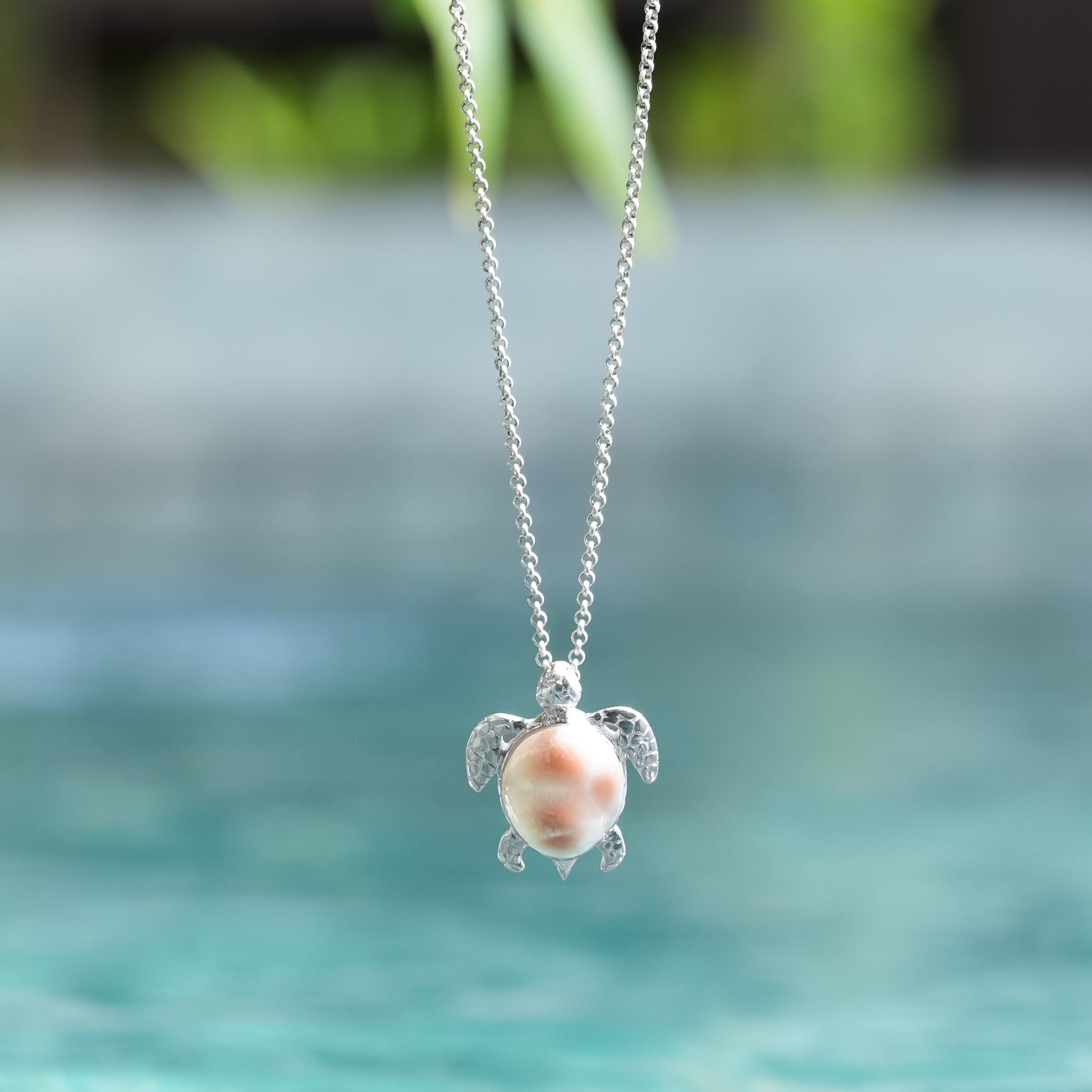 Colgante de tortuga de natrolita rosa Starborn en plata de ley