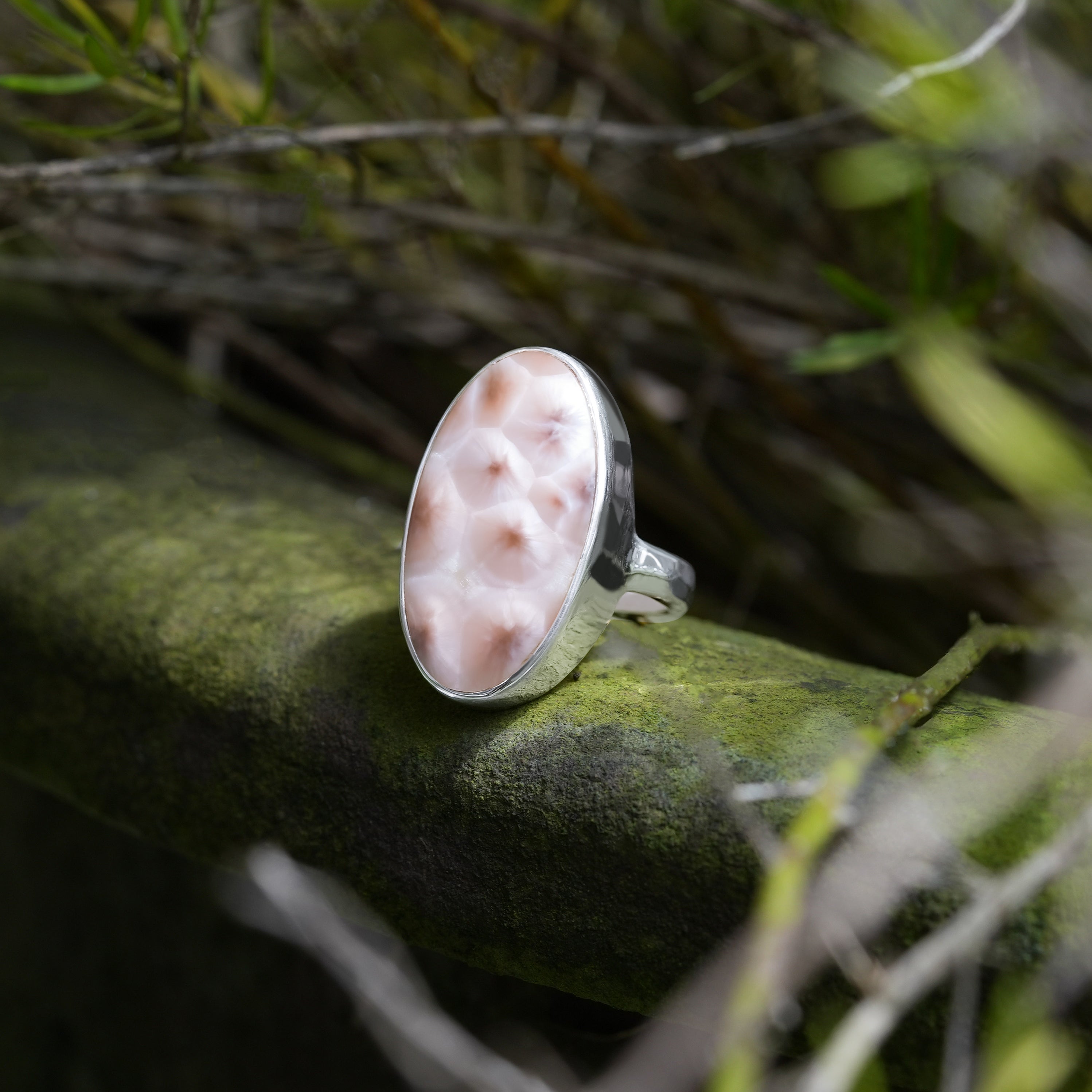 Anillo con forma ovalada de natrolita rosa Starborn en plata de ley