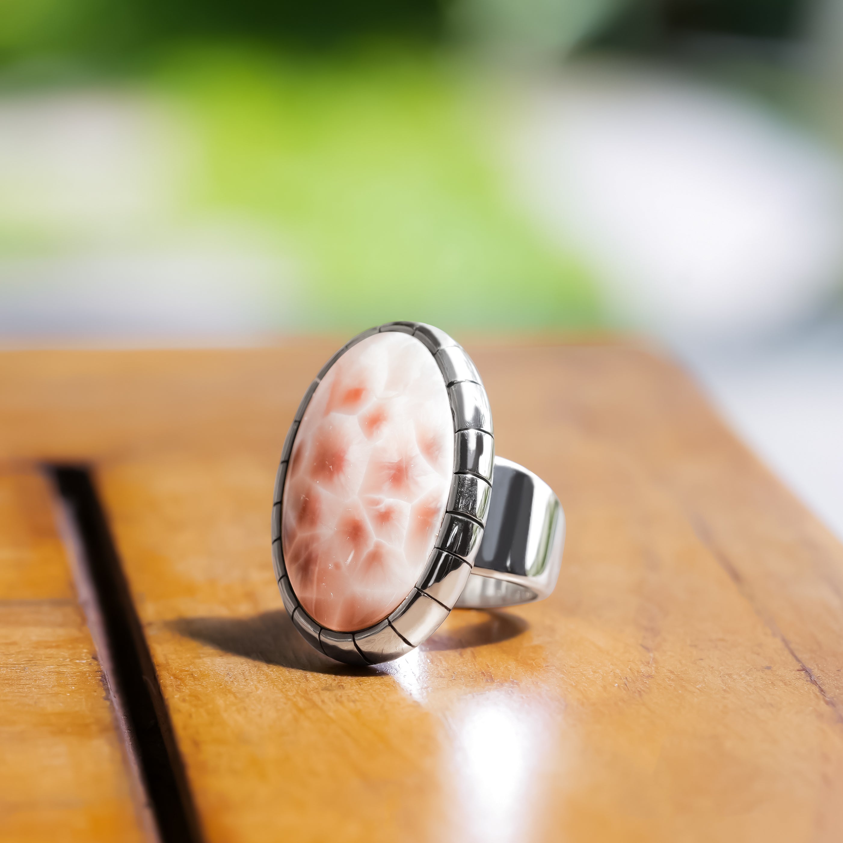 Anillo ovalado de natrolita rosa Starborn en plata de ley