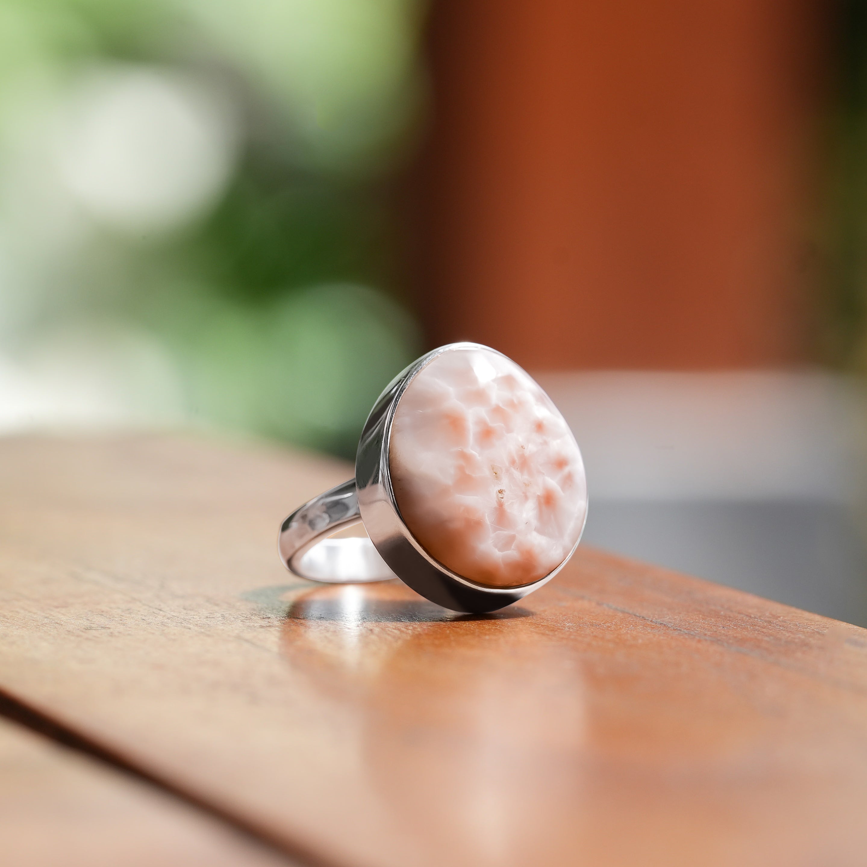 Anillo con forma libre de natrolita rosa Starborn en plata de ley
