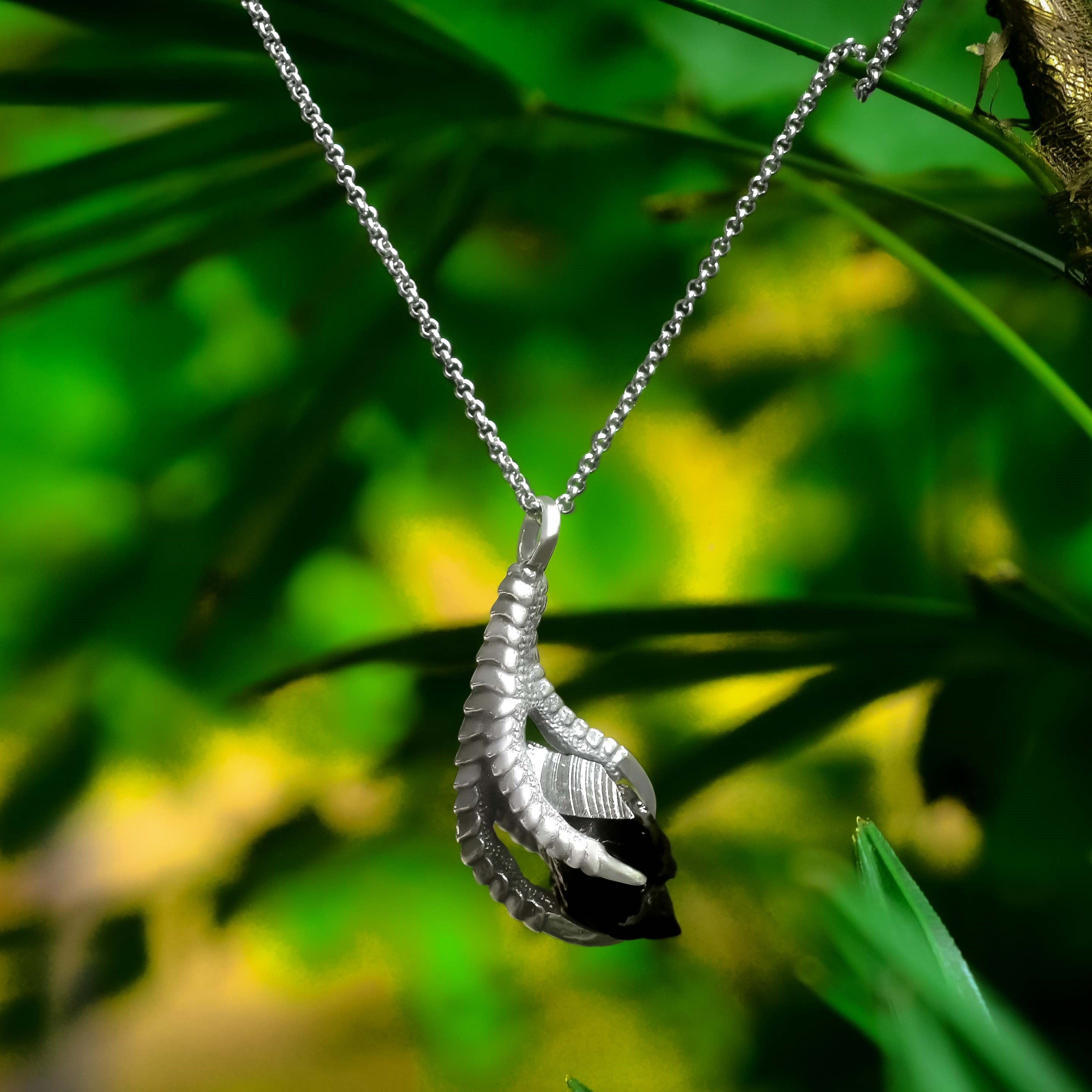 Colgante con forma de garra de águila y piedras preciosas de Starborn en plata de ley