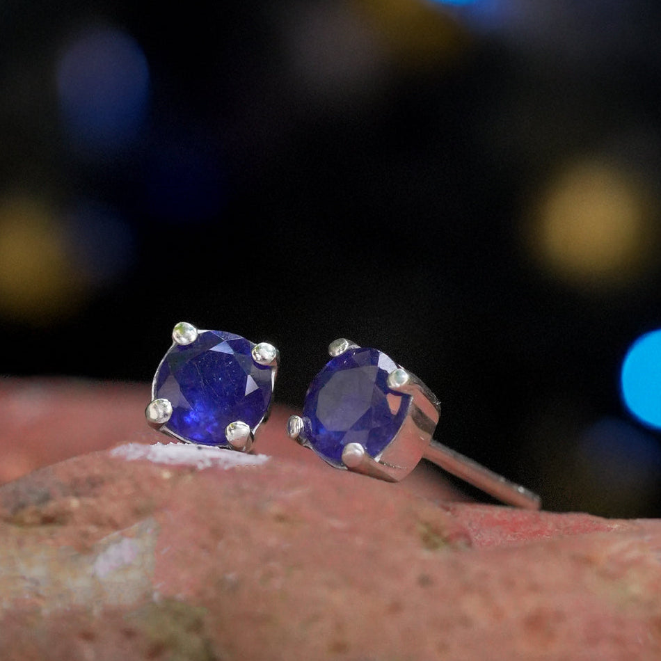 Starborn Sapphire Round Faceted 5mm Prongset Post Earrings in Sterling Silver