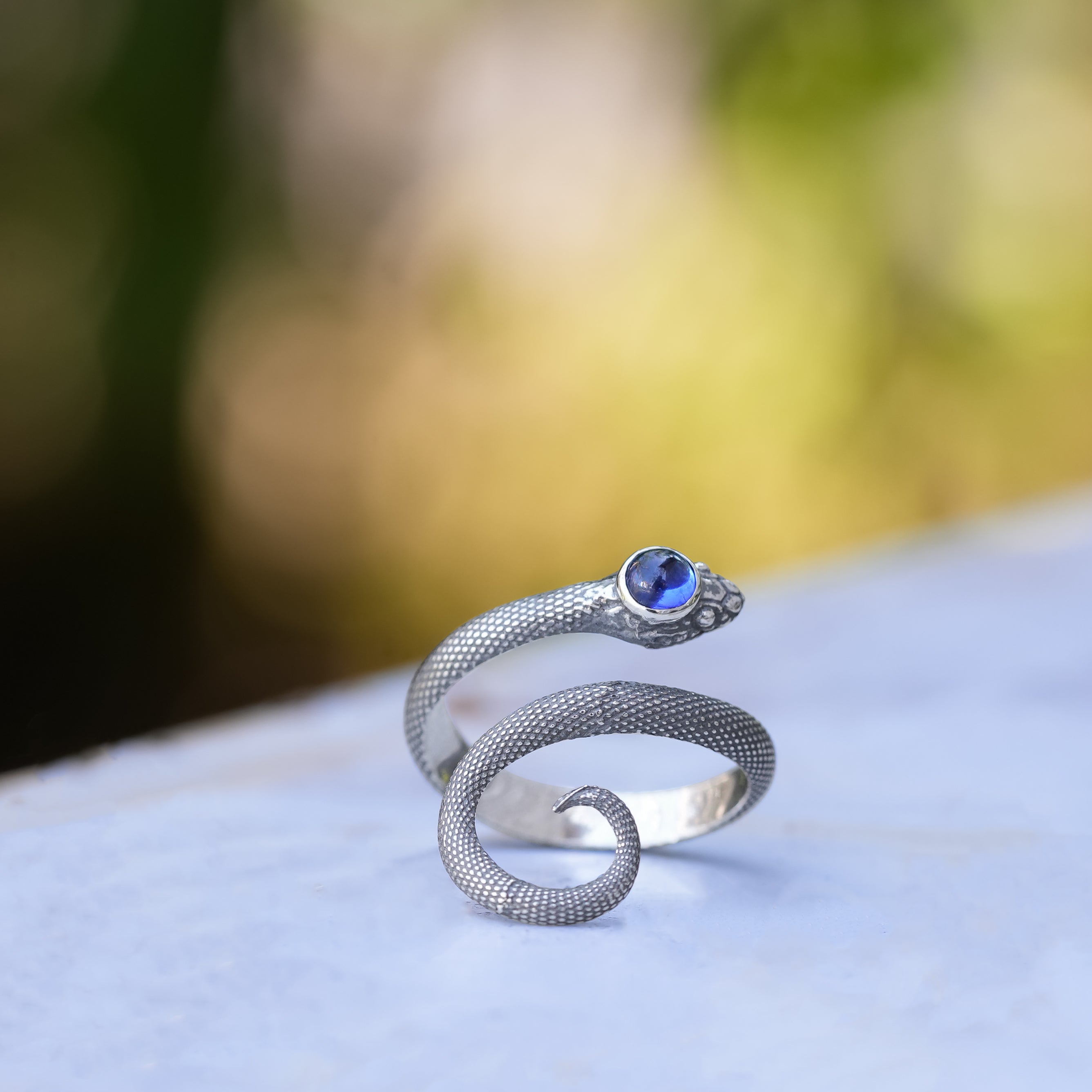 Starborn – Spiralförmiger Schlangenring mit poliertem Saphir in Sterlingsilber