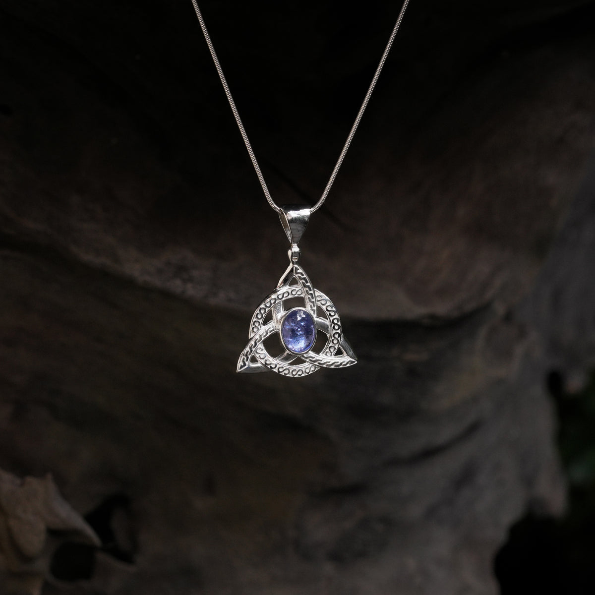 Starborn Tansanit Triquetra Anhänger in Sterlingsilber