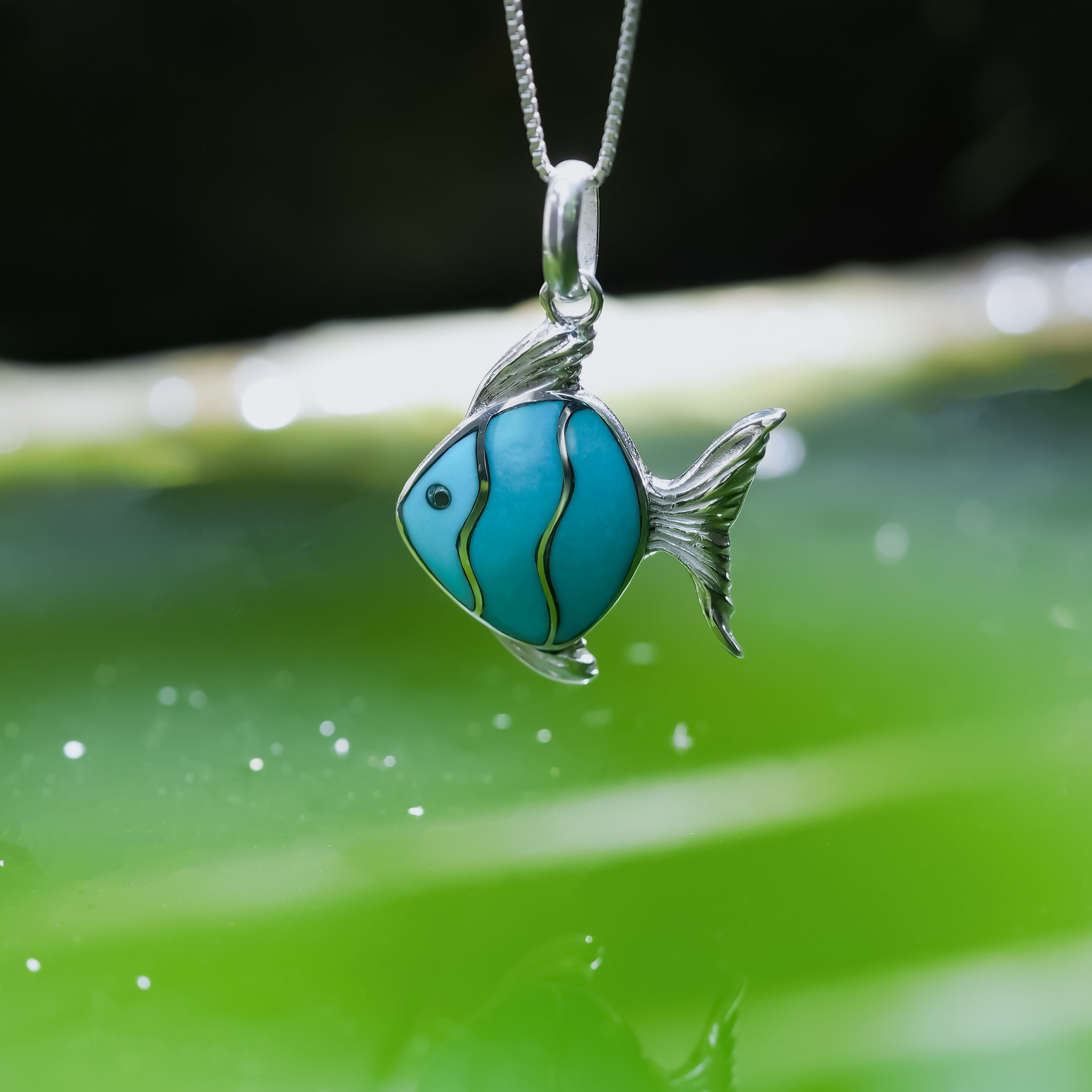 Colgante con forma de pez con incrustaciones de piedras preciosas encantadoras de Starborn en plata de ley