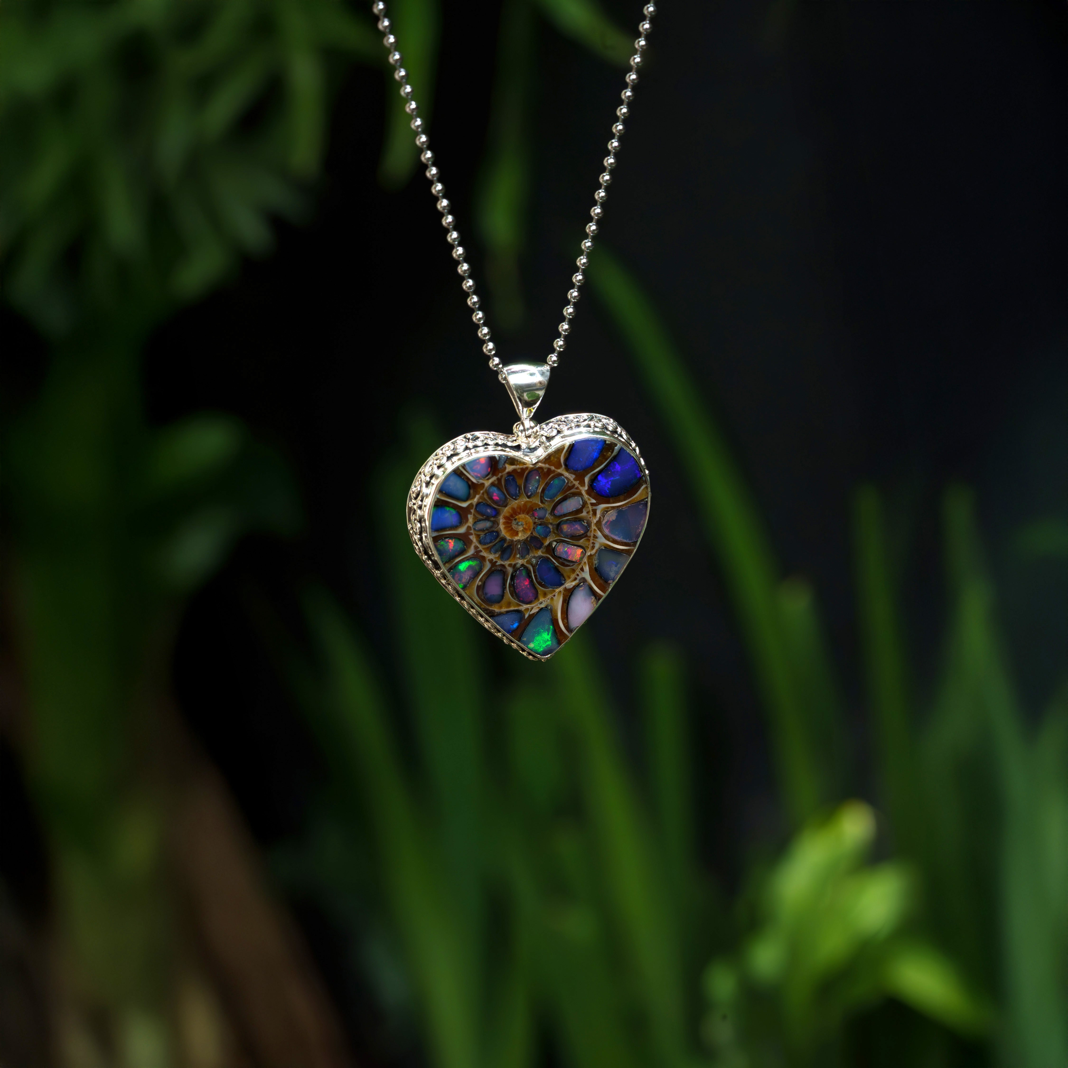 Colgante Corazón de Ammonite de Starborn con incrustaciones de Ópalo Etíope Natural en Plata de Ley
