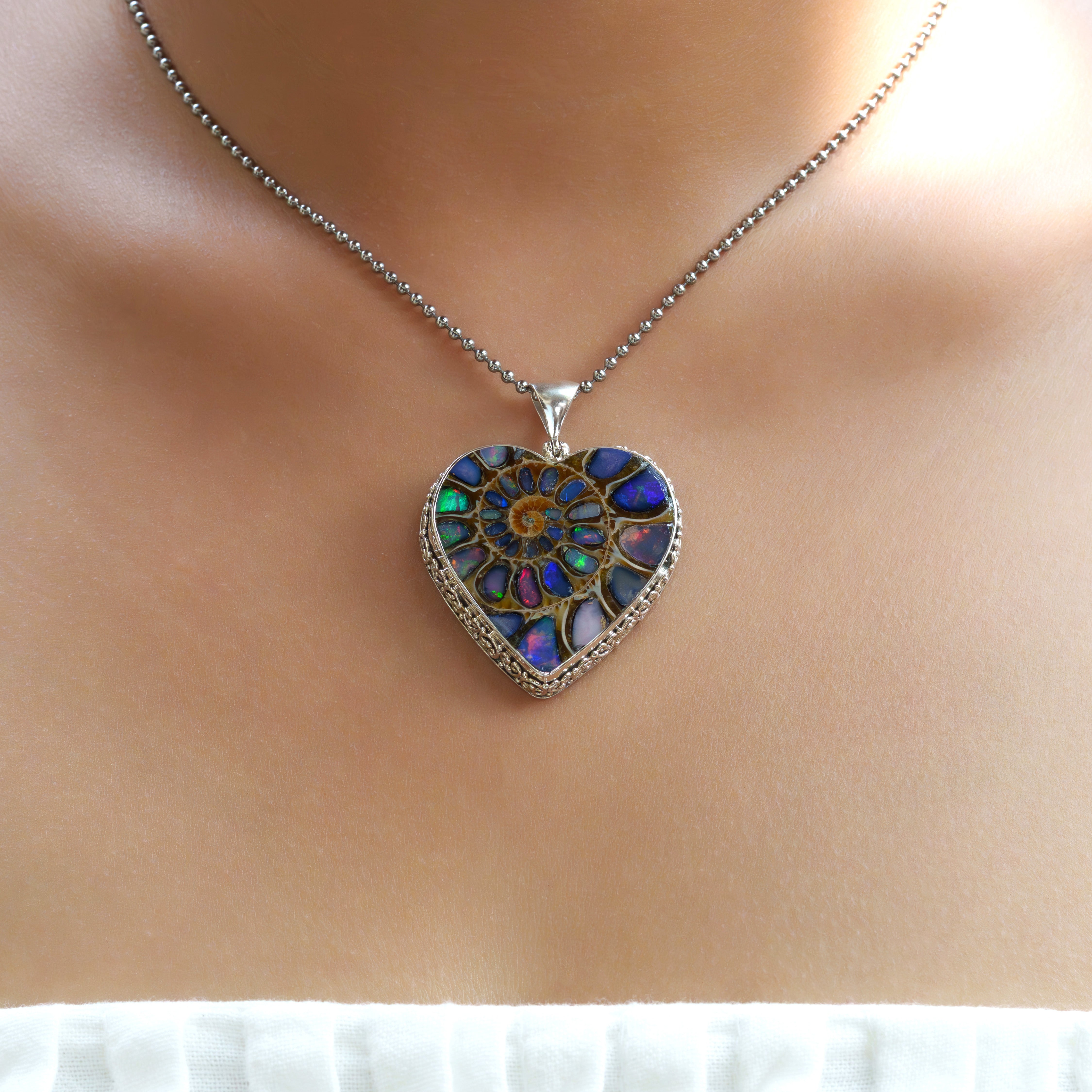 Colgante Corazón de Ammonite de Starborn con incrustaciones de Ópalo Etíope Natural en Plata de Ley