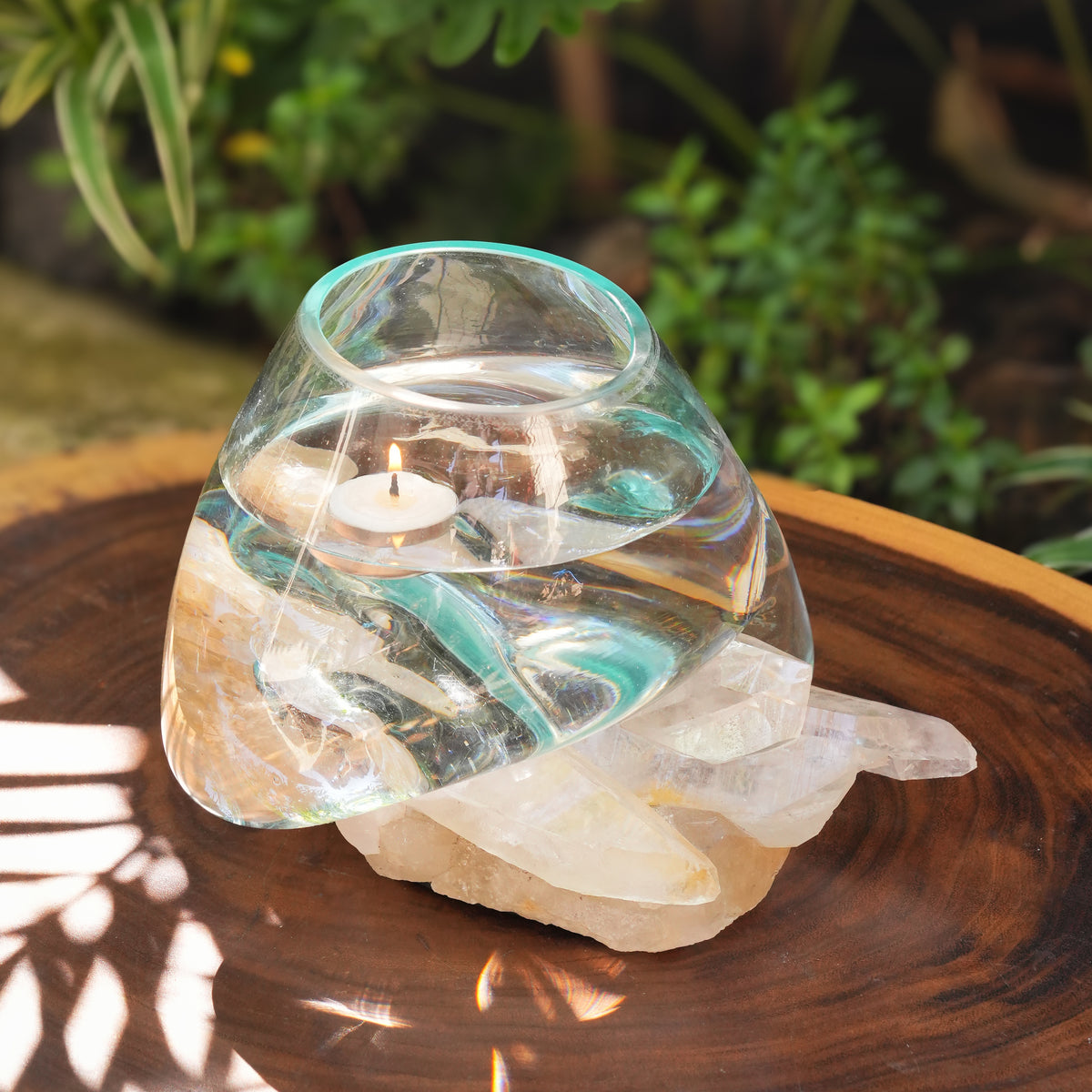 [TEMPLATE] Starborn Mundgeblasene Vase aus geschmolzenem Glas auf brasilianischem Quarz