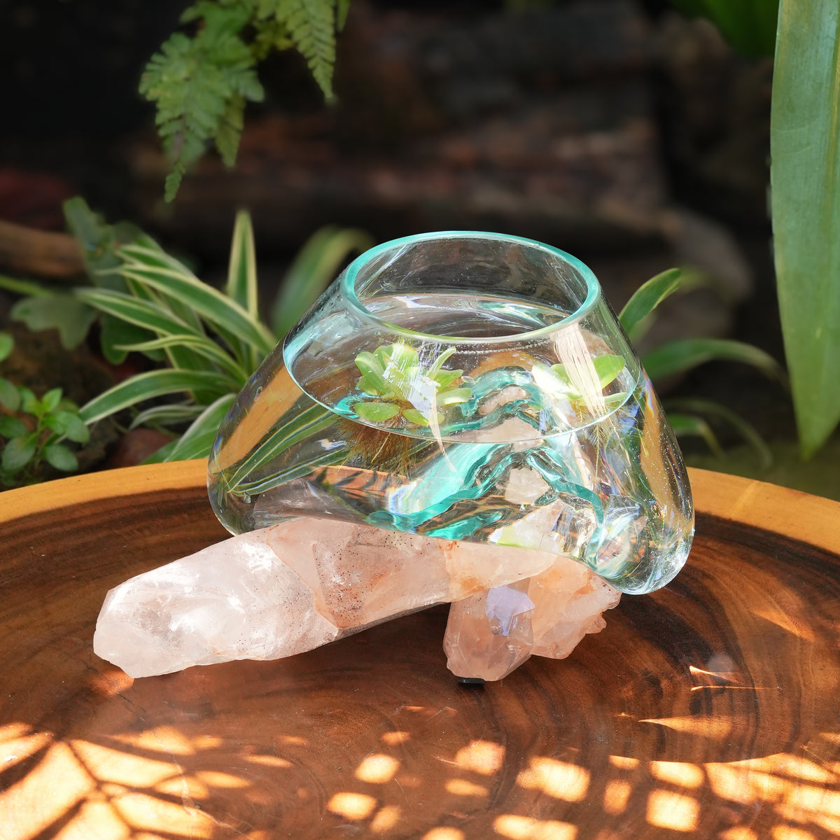 [TEMPLATE] Starborn Mundgeblasene Vase aus geschmolzenem Glas auf brasilianischem Quarz