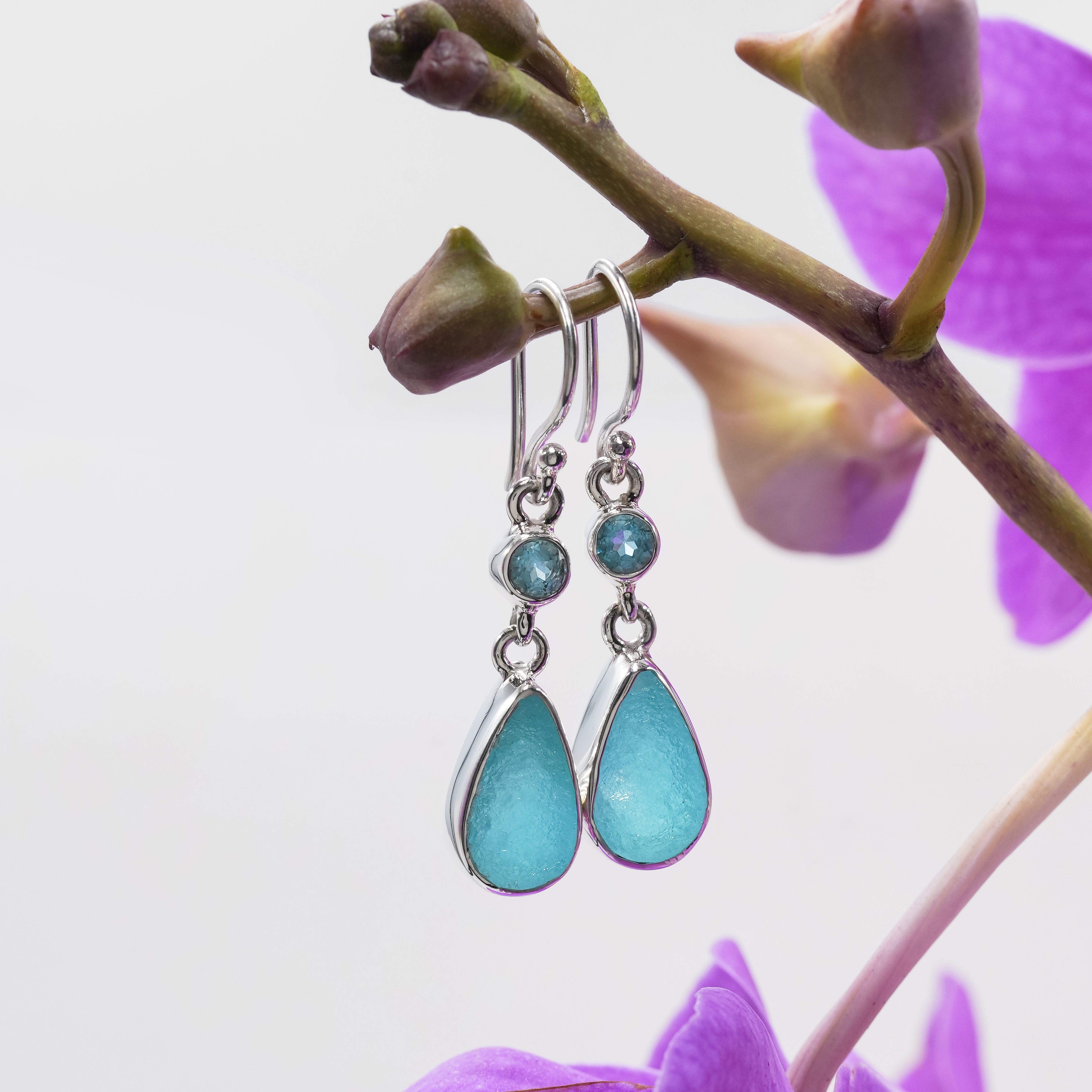 Pendientes de plata de ley con cabujón de hemimorfita Starborn en forma de pera y detalles de topacio azul