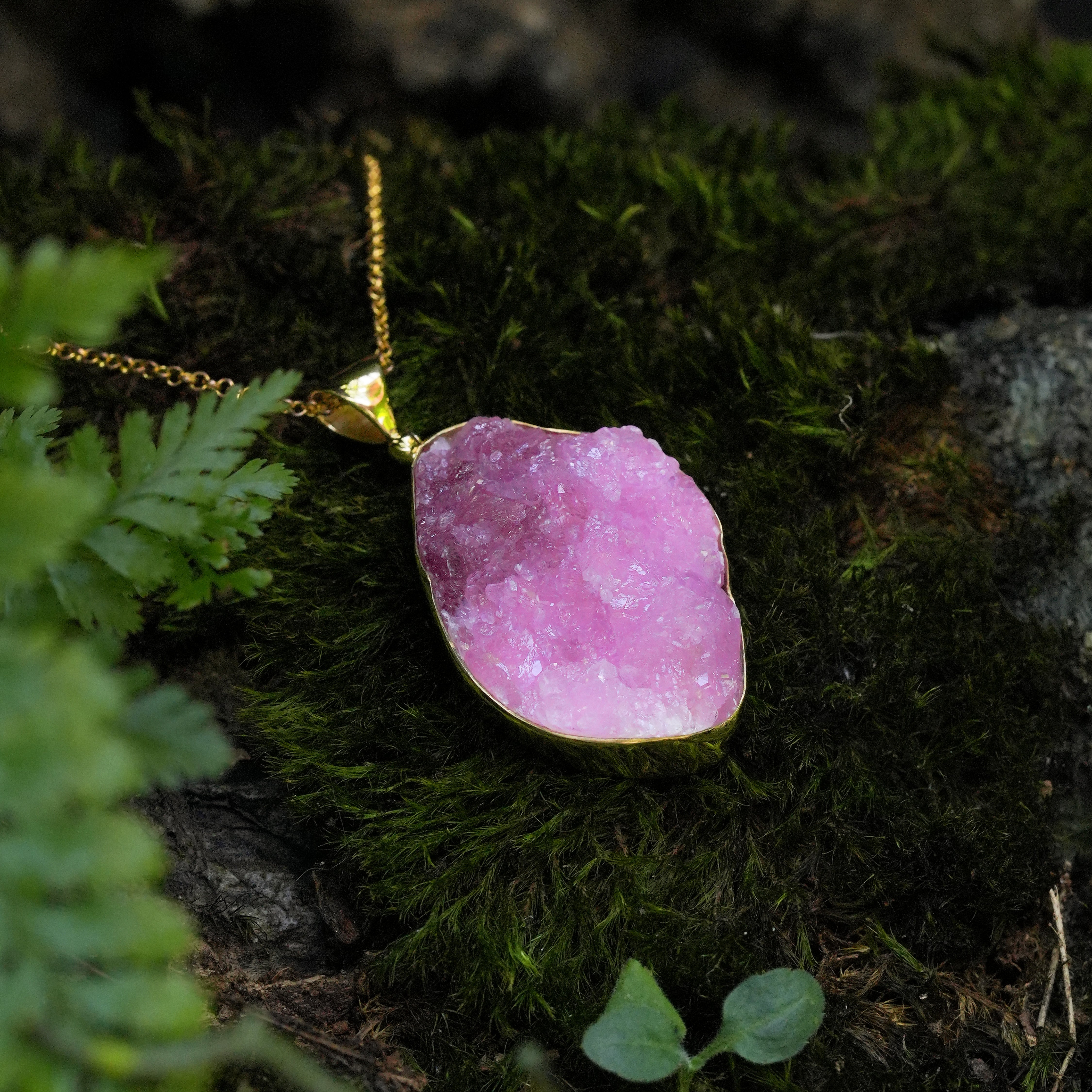 Colgante Starborn de oro nórdico con calcita de cobalto rosa