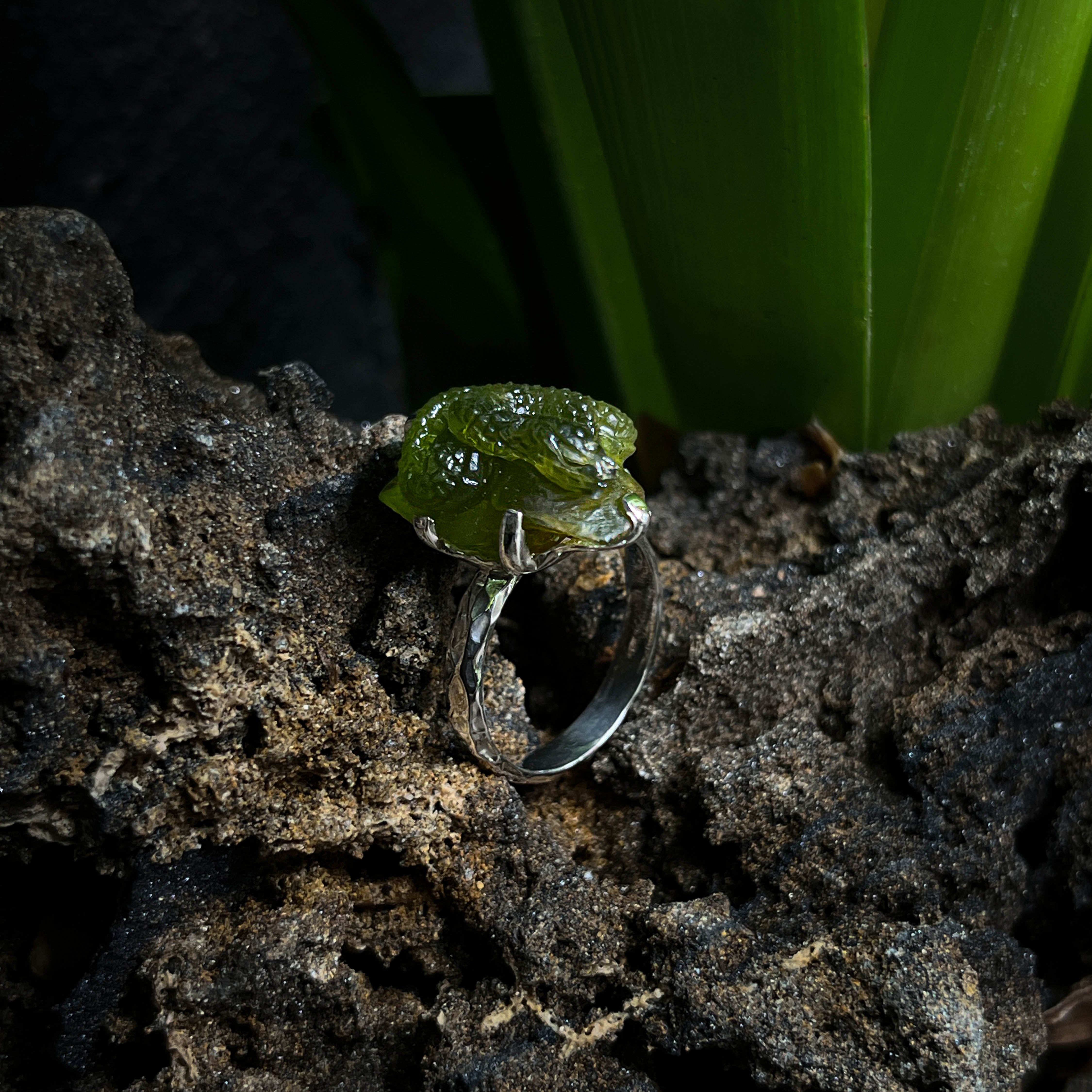 Starborn Hand-Carved Arizona Peridot Snake Ring in Sterling Silver - Size 8