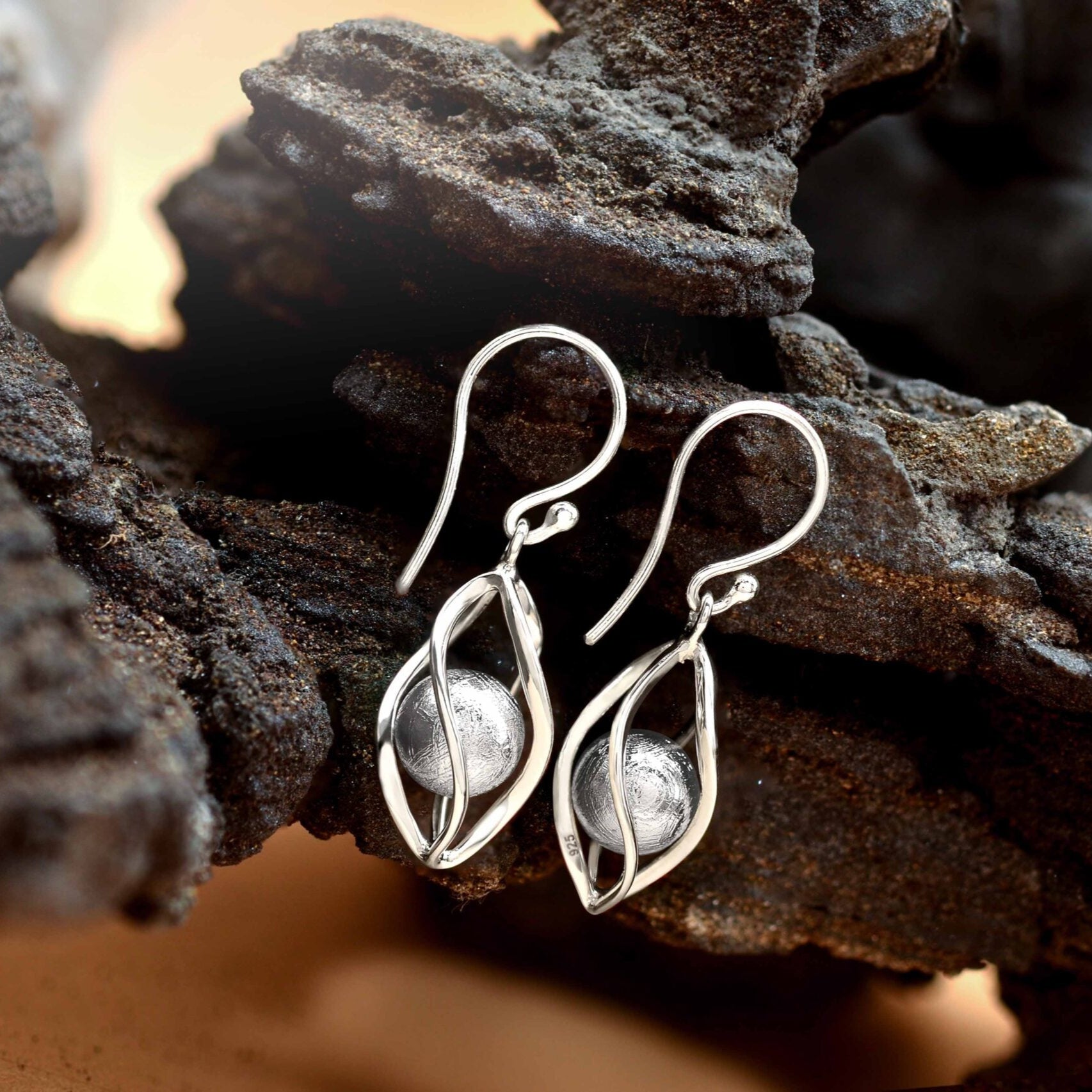 Muoninalusta Sphere Cage Earrings